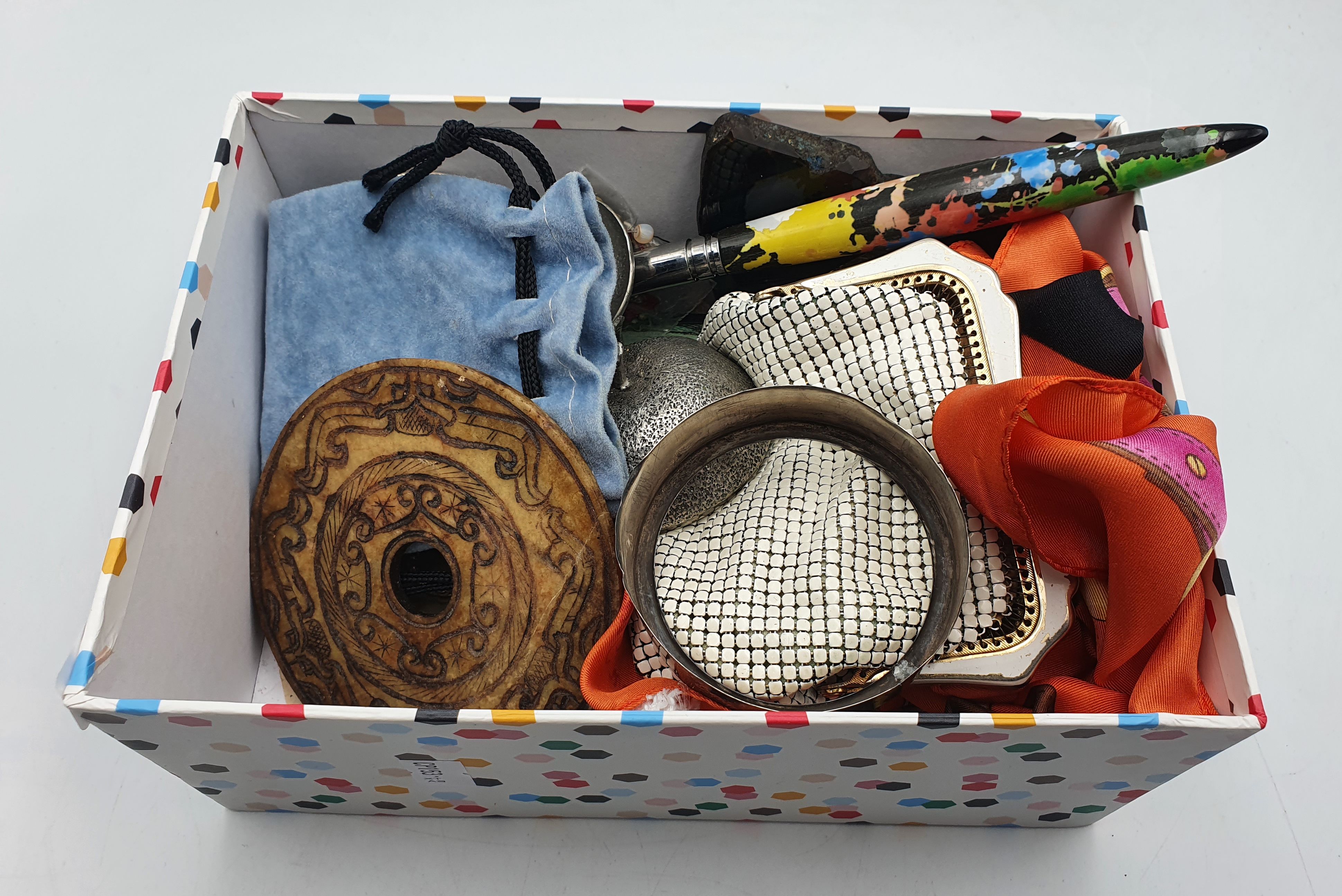 A GROUP OF VARIOUS ITEMS