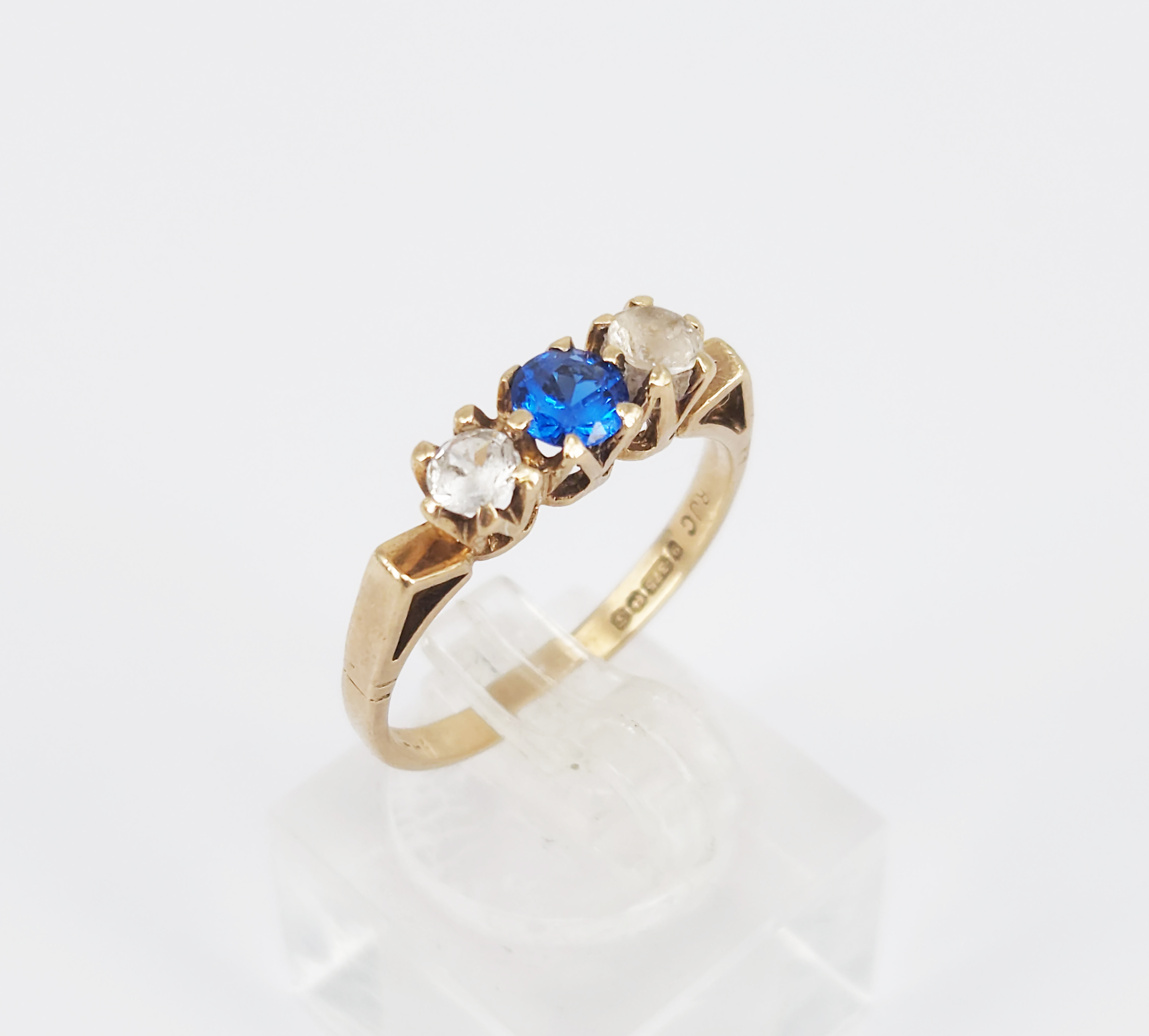 216 · AN ENGLISH HALLMARKED 9CT YELLOW GOLD AND SPINEL SET RING