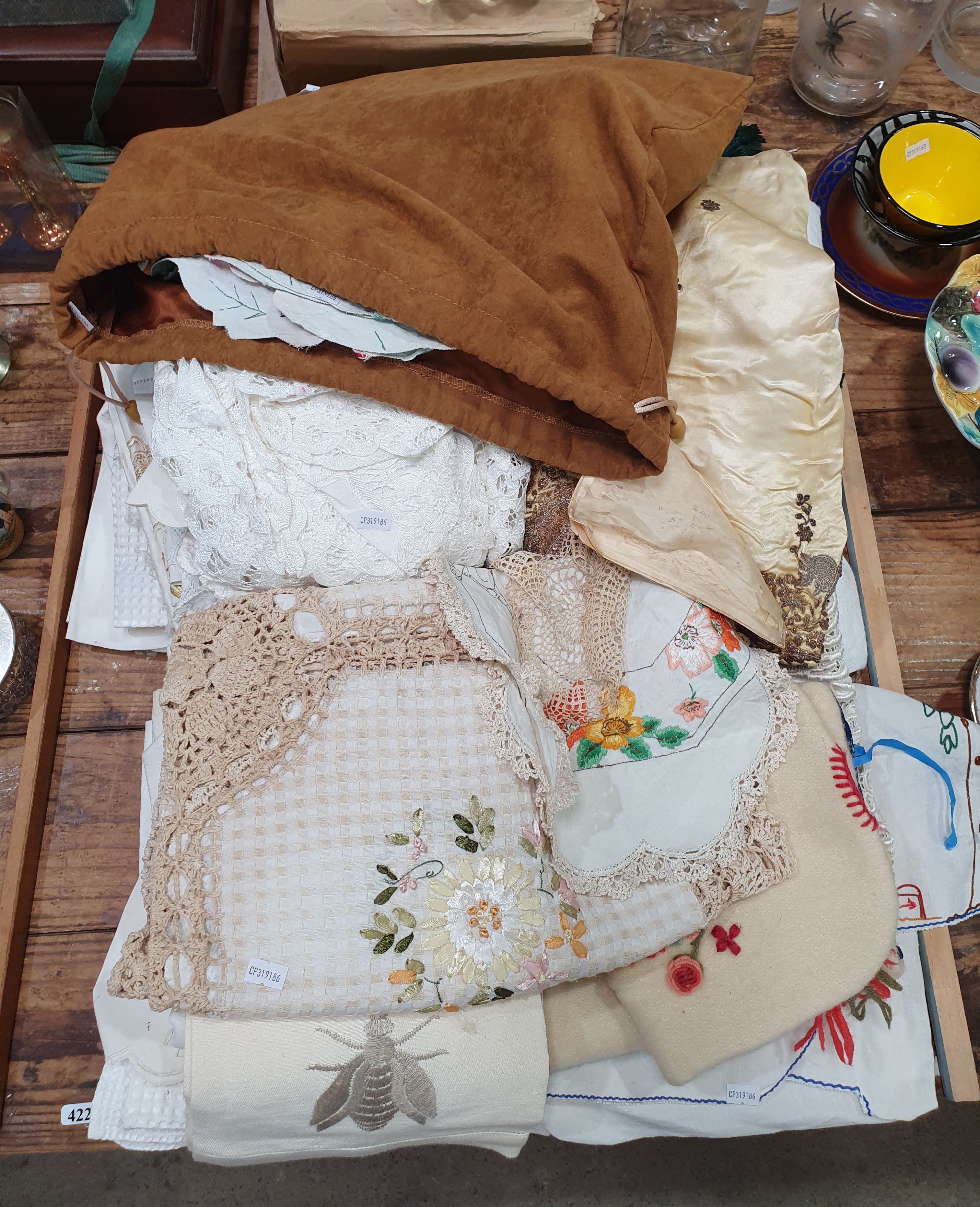 A GROUP OF VARIOUS TABLE WARES