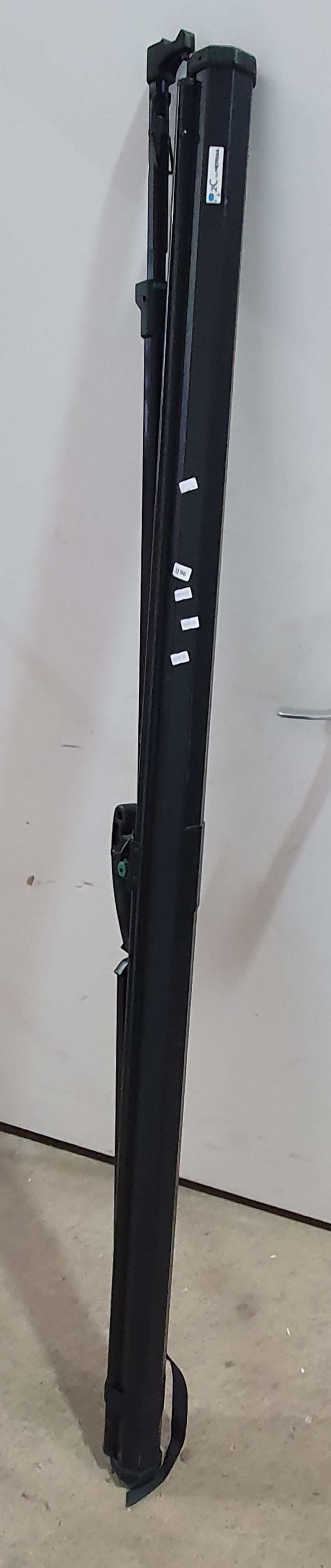 1196 · A PROJECTOR SCREEN
