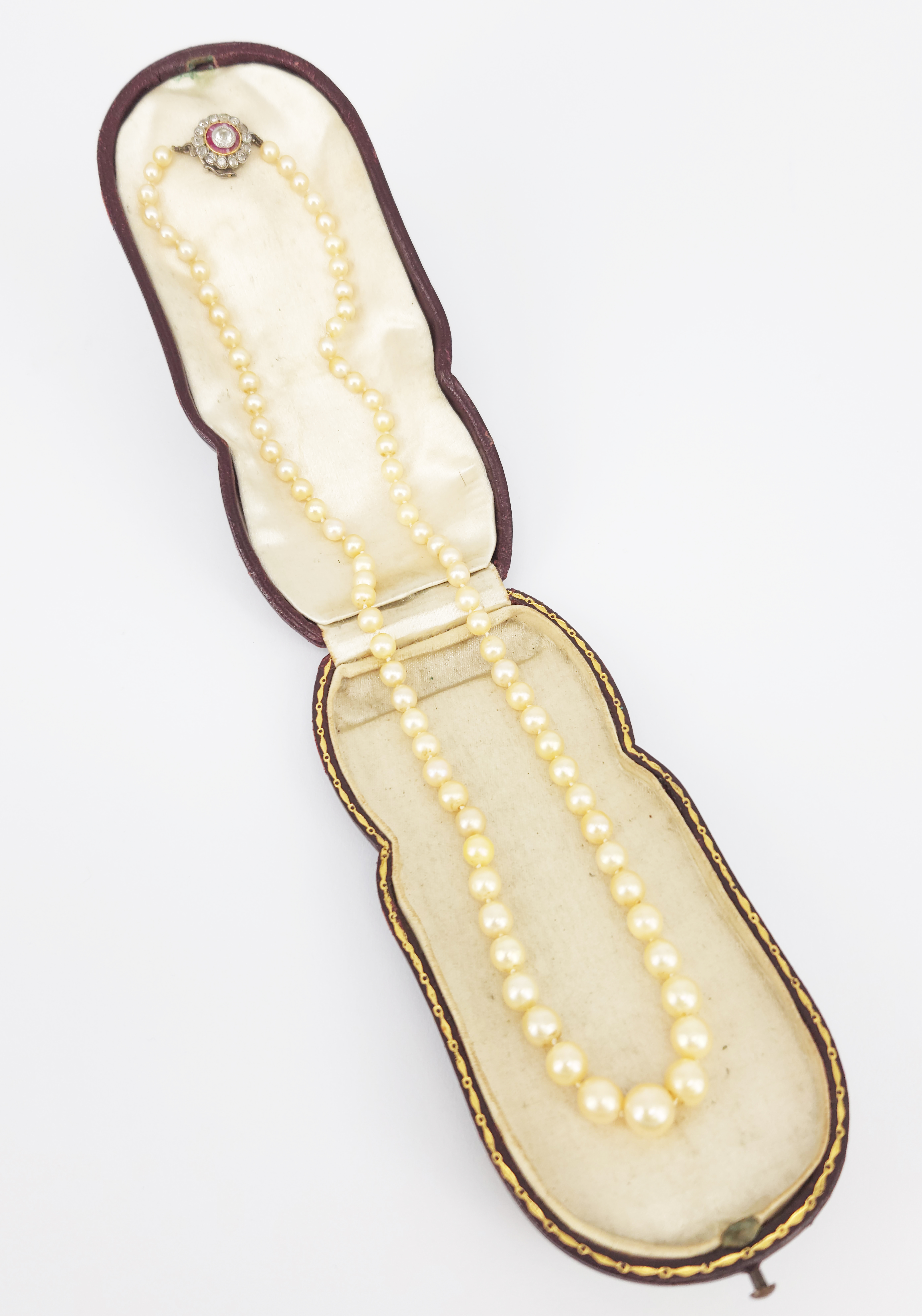 264 · A GRADUATED ROUND PEARL STRAND NECKLACE