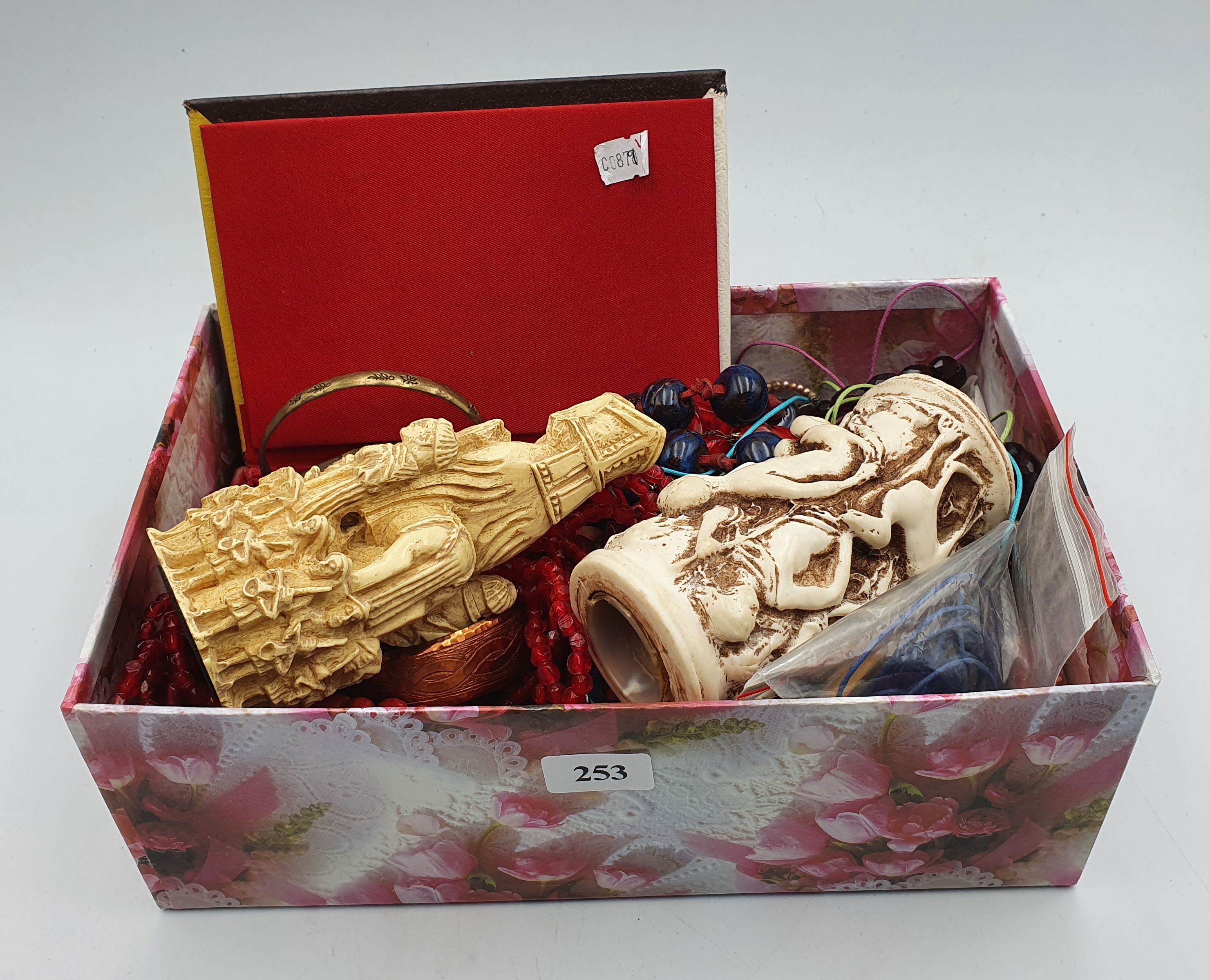253 · A GROUP OF VARIOUS ITEMS