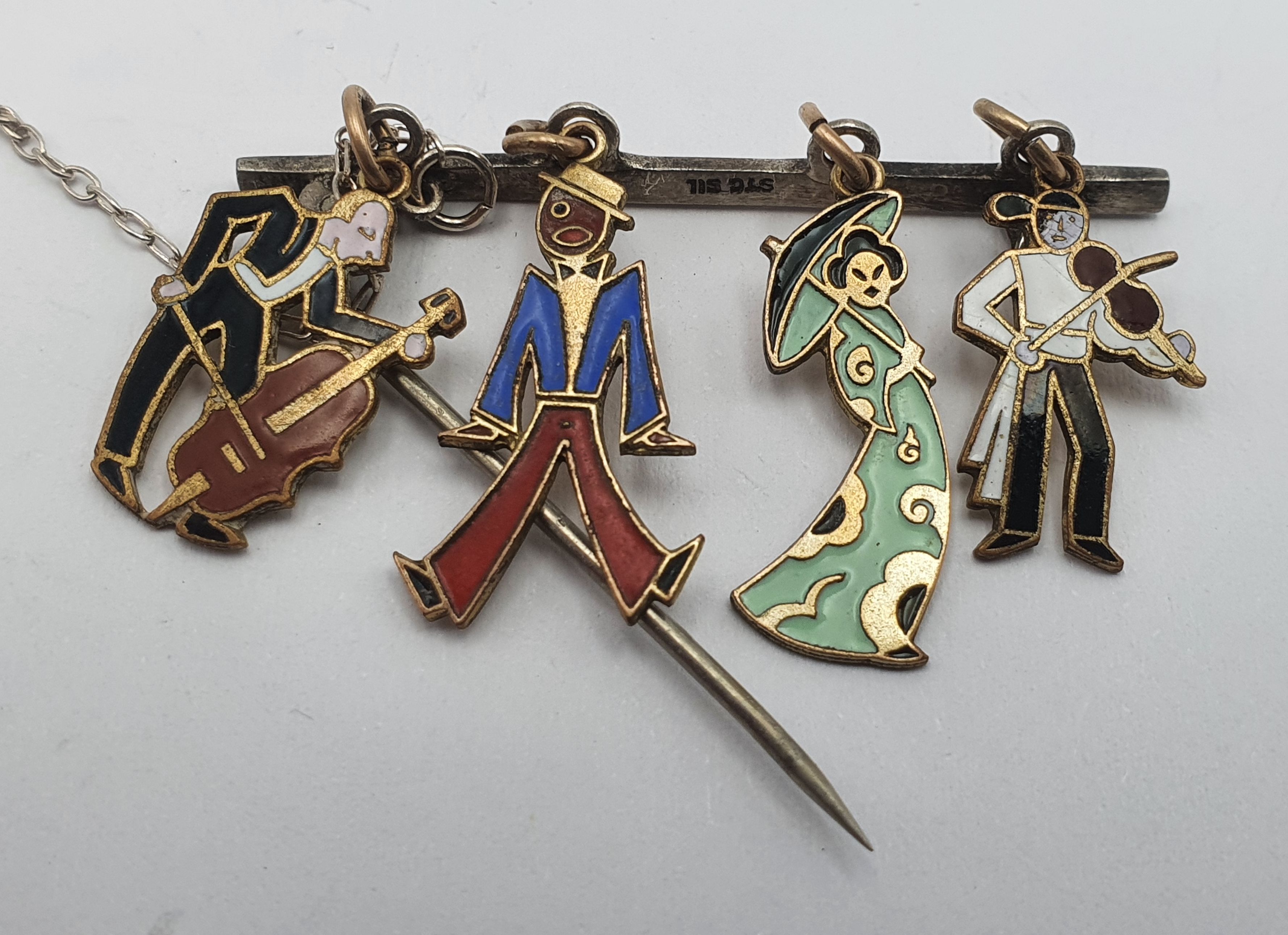 221 · A SILVER BAR BROOCH