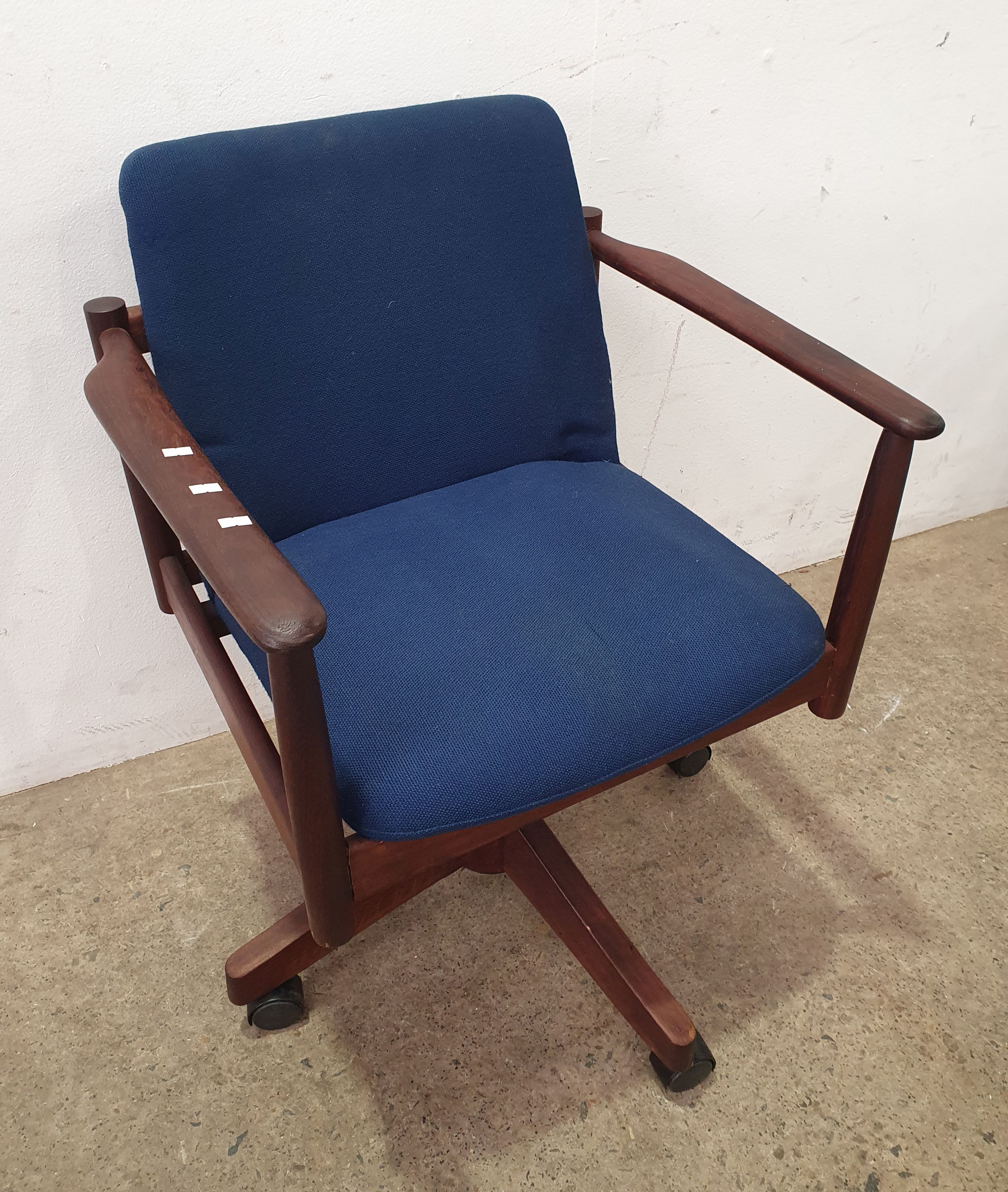 2136 · A MID CENTURY OFFICE CHAIR