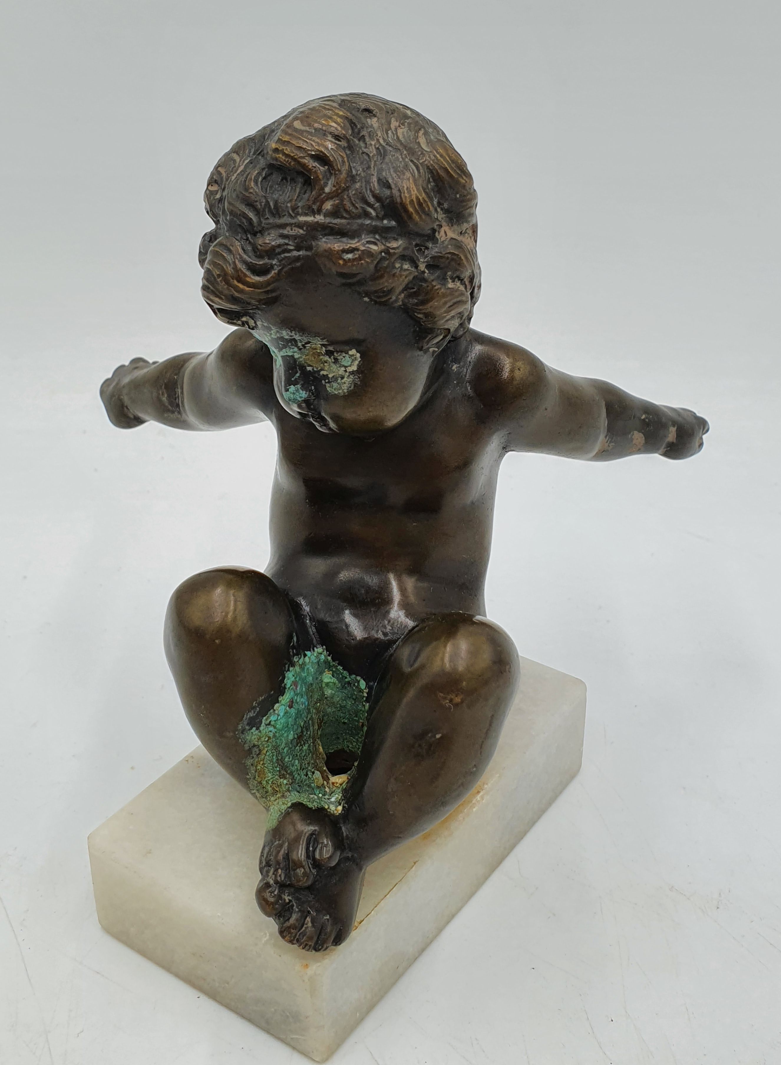 573 · A 19TH CENTURY BRONZE PUTTO FIGURE