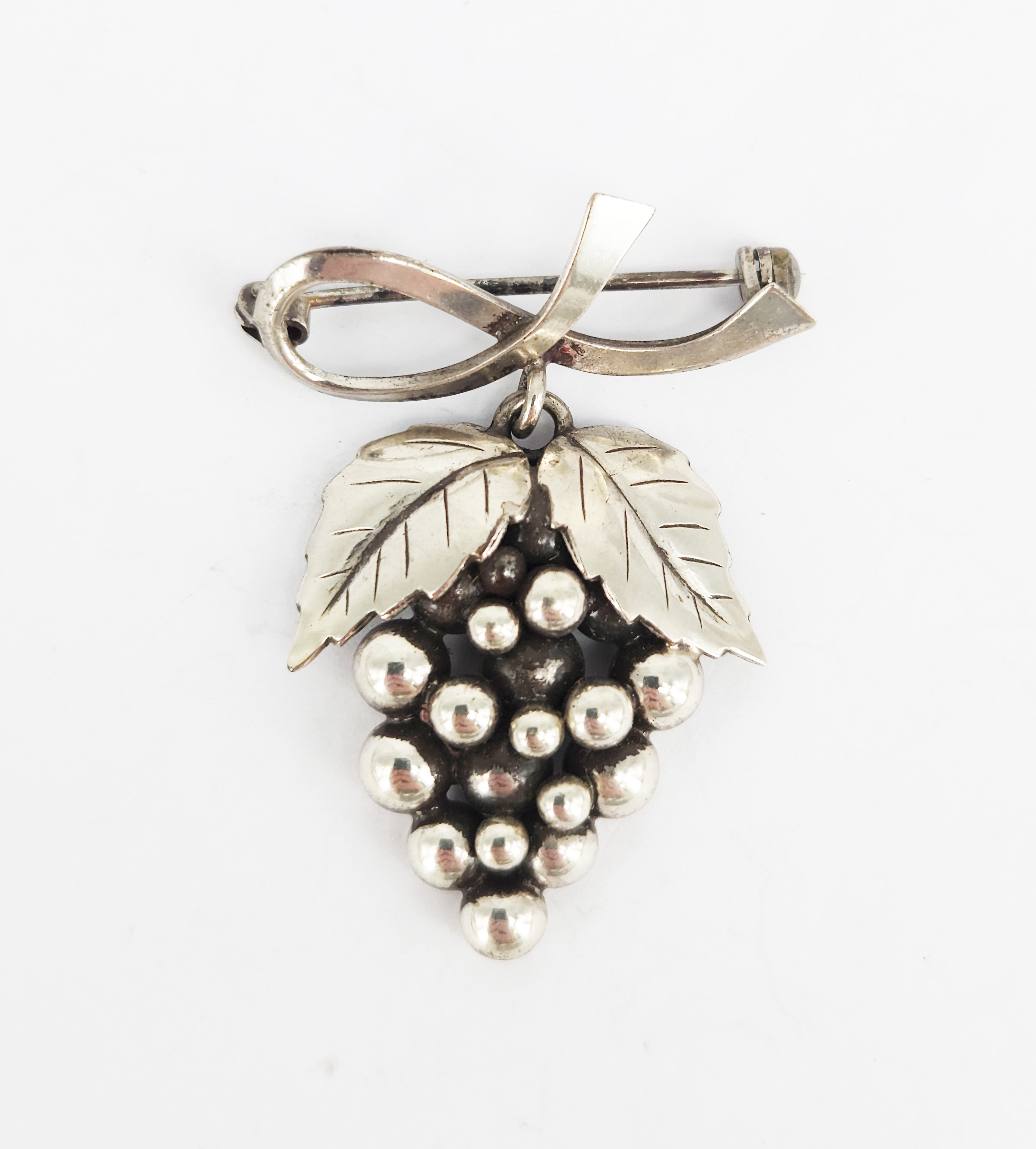 371 · A VINTAGE DANISH SILVER 'GRAPE' BROOCH