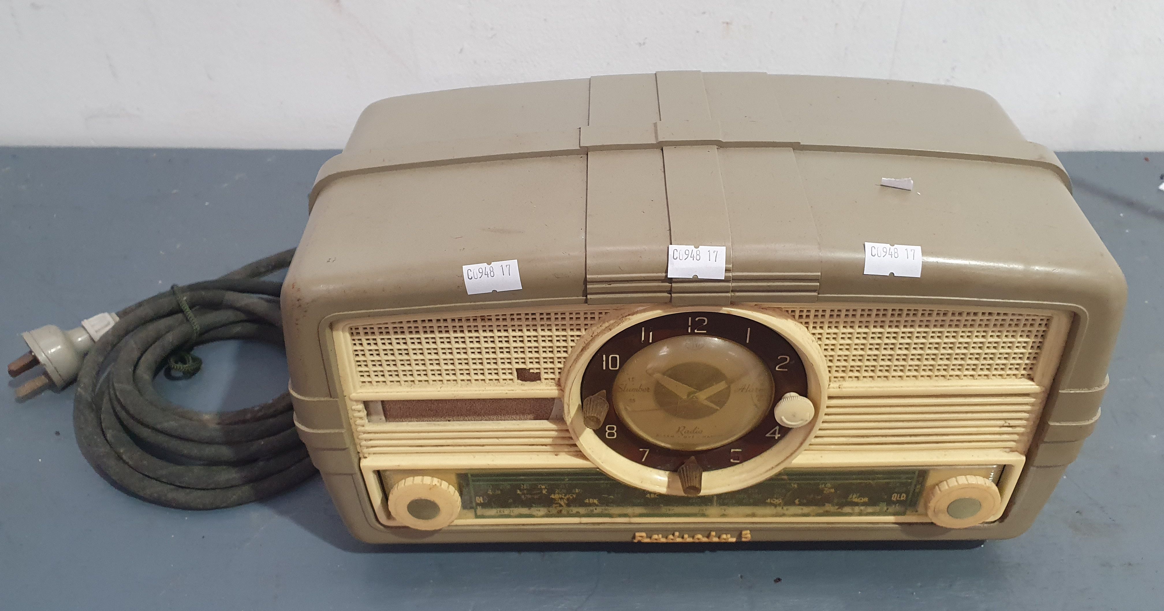 1281 · A RADIOLA BAKELITE RADIO