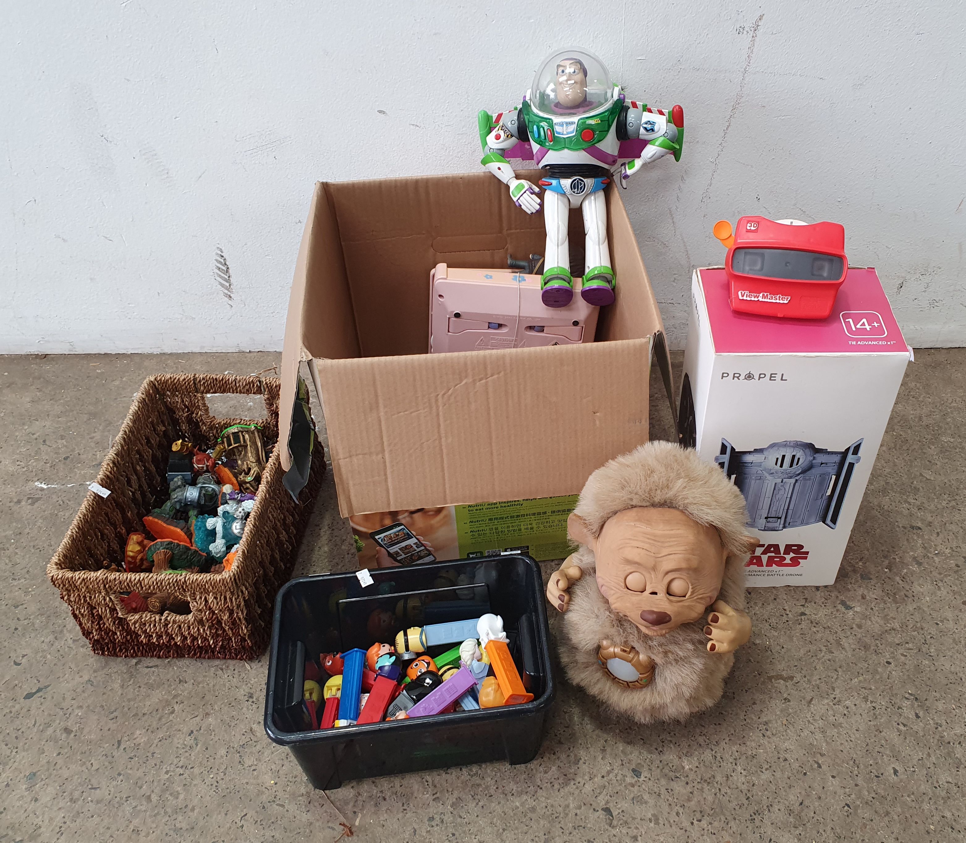 A GROUP OF VINTAGE TOYS/PEZ