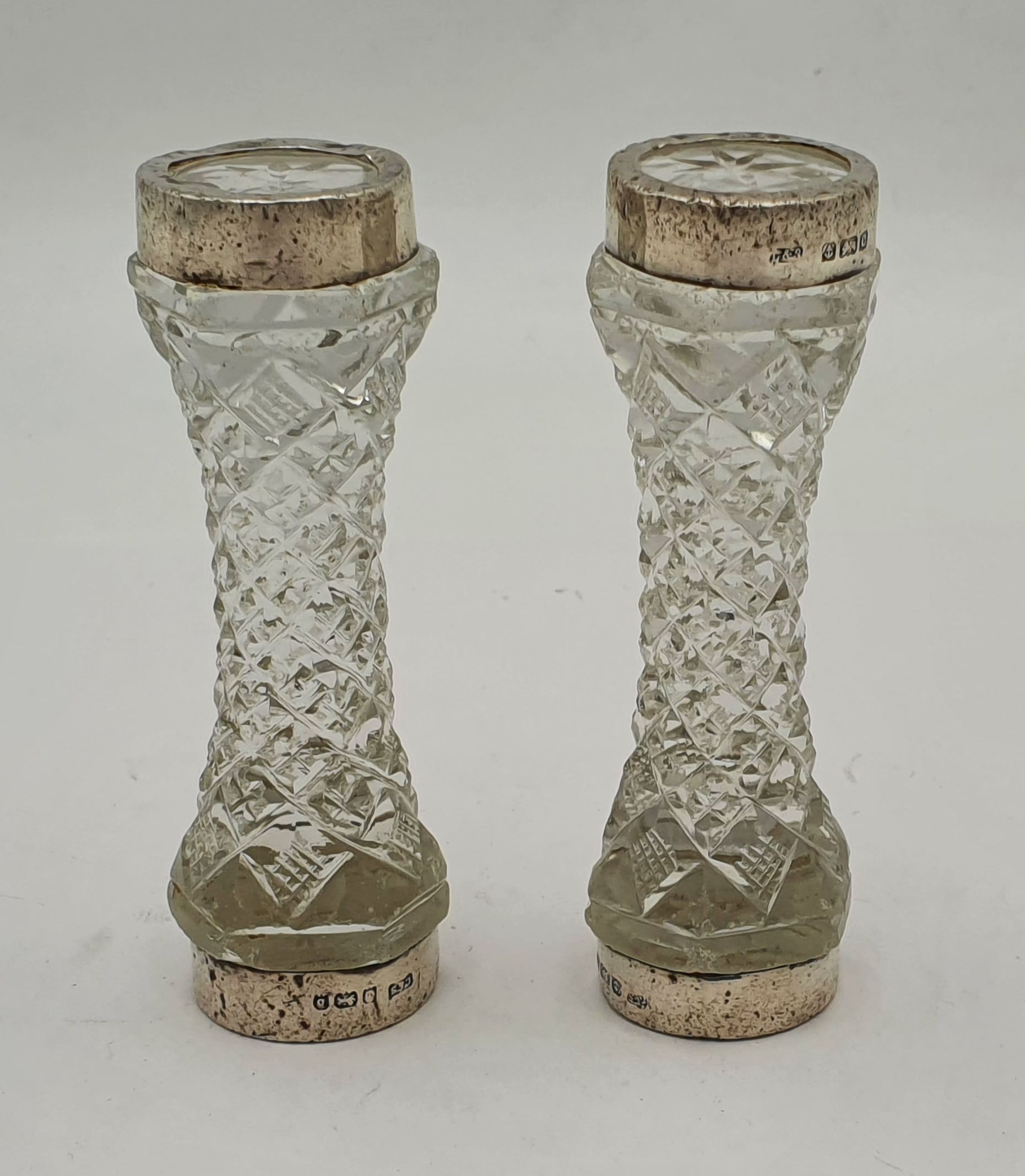 544 · A PAIR OF EARLY 20TH CENTURY SILVER AND CRYSTAL KNIFE RESTS