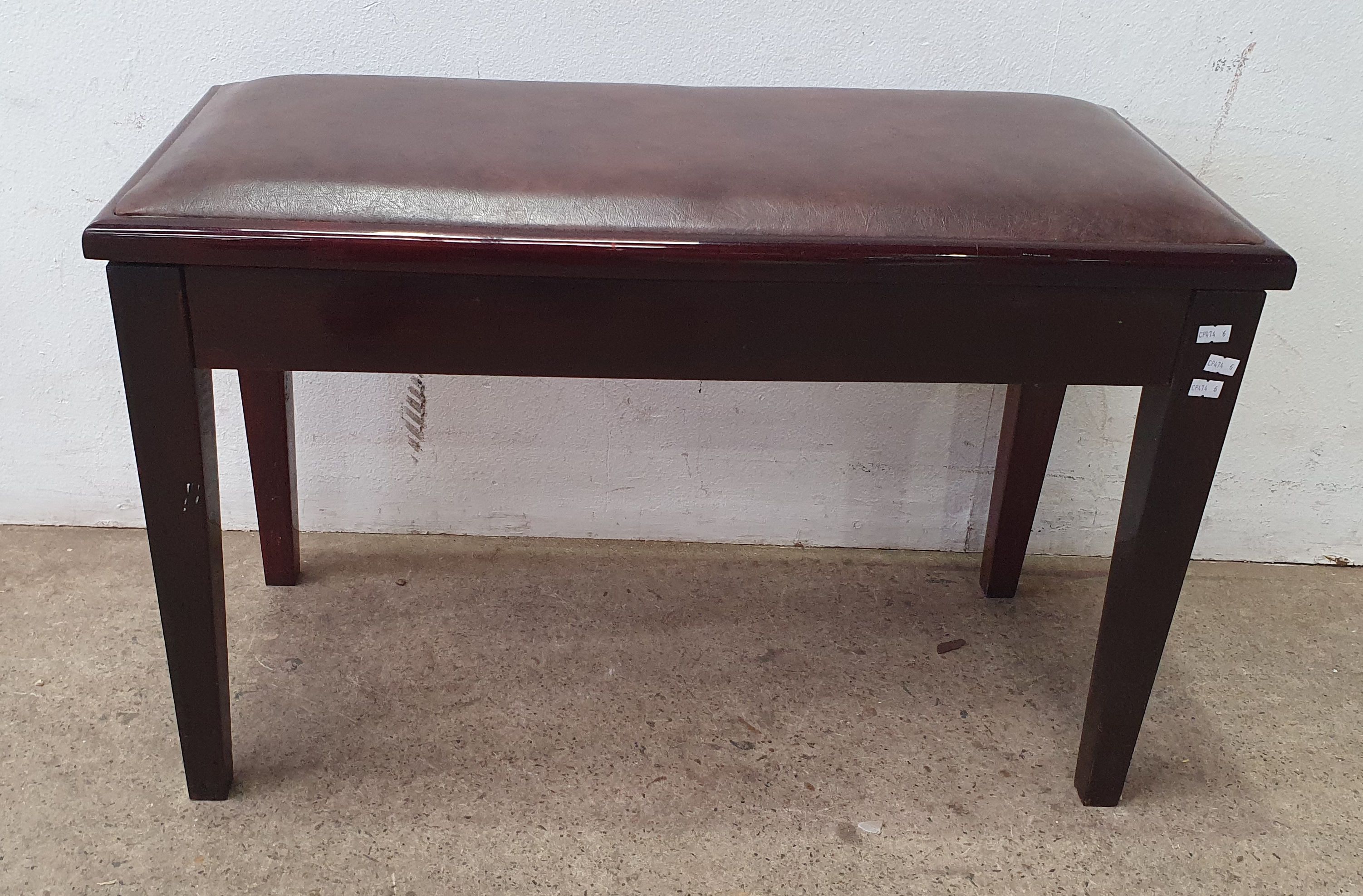 2097 · A PIANO STOOL