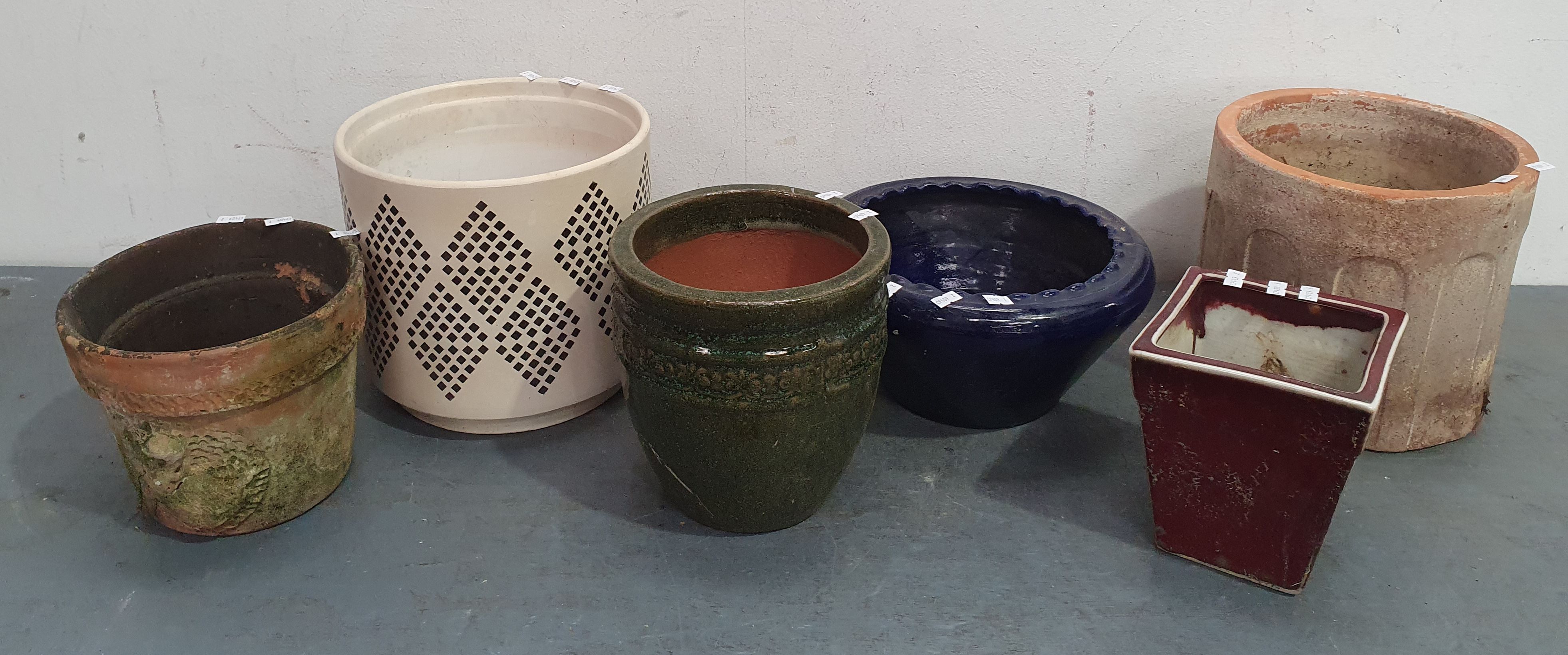 1103 · A GROUP OF GARDEN POTS
