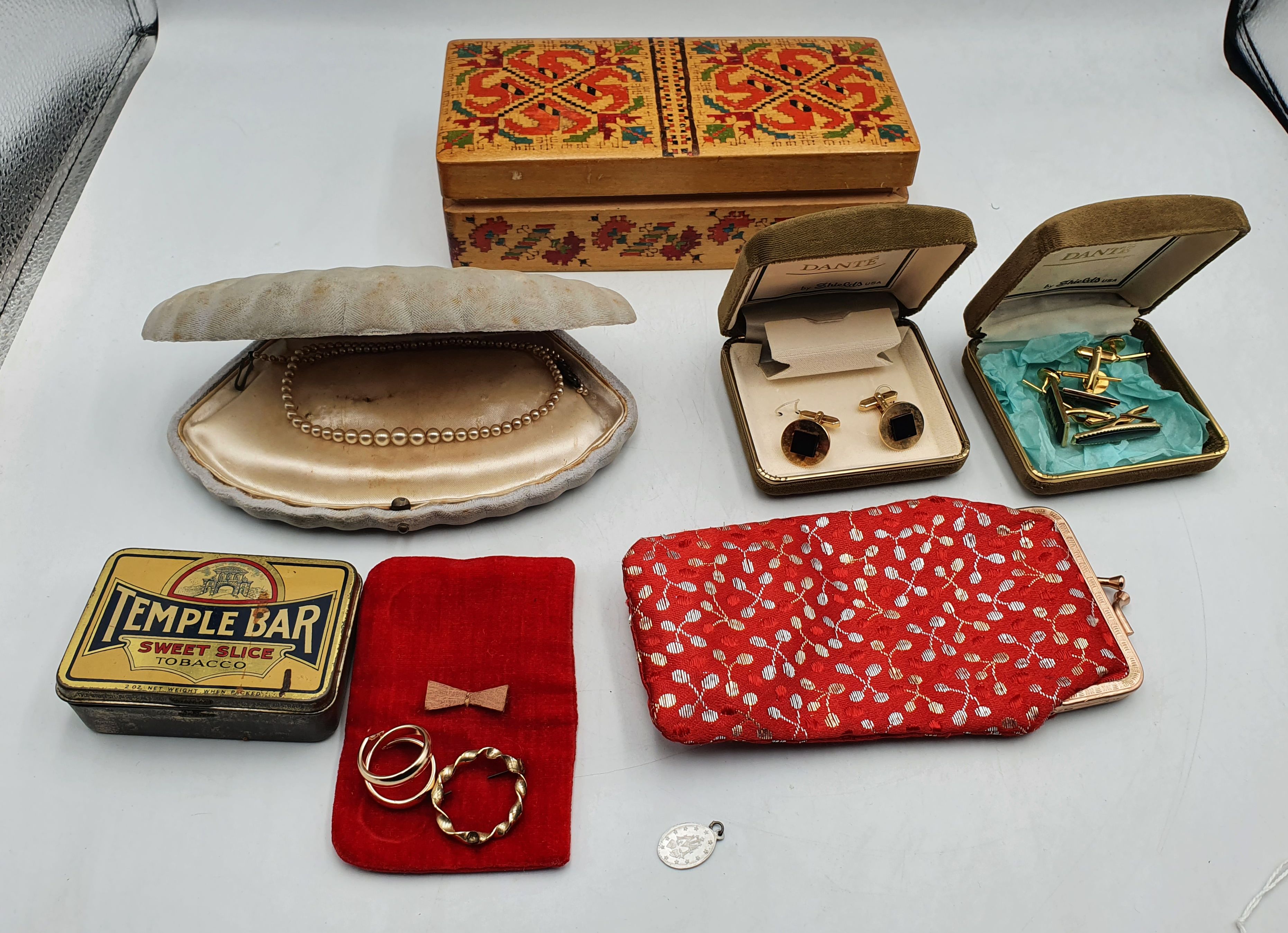 A SMALL QUANTITY OF COSTUME JEWELLERY