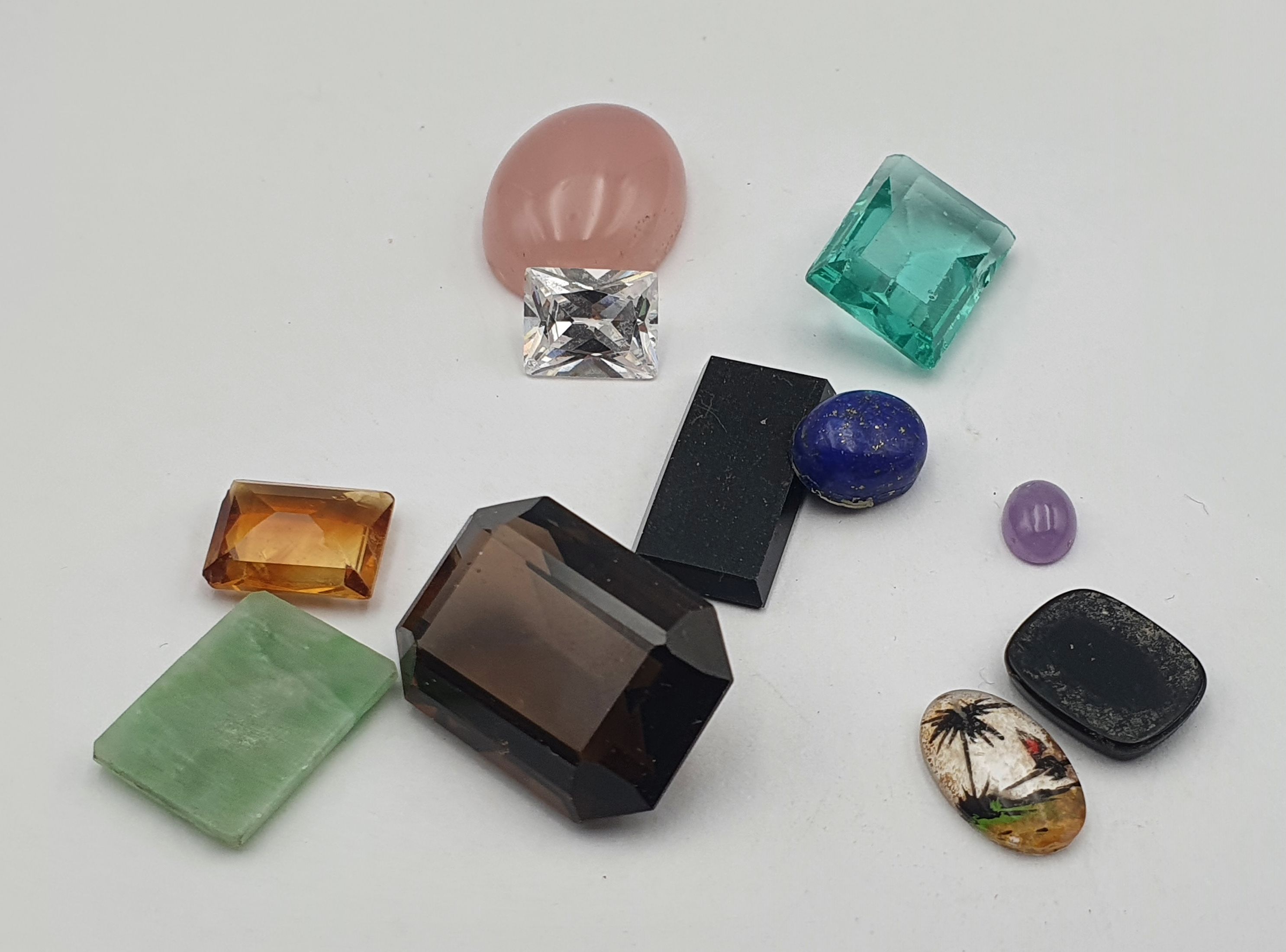 341 · A QUANTITY OF LOOSE STONES