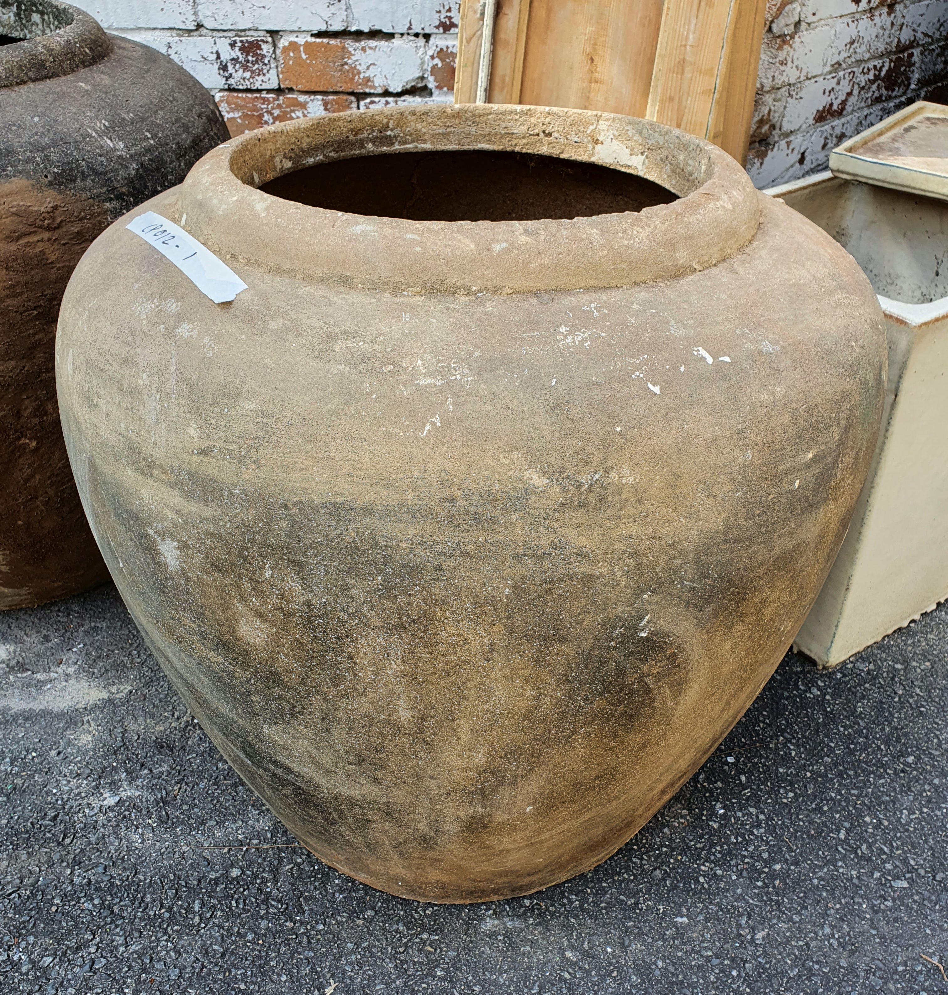 1162 · A HEAVY DECORATIVE CONCRETE PLANT POT