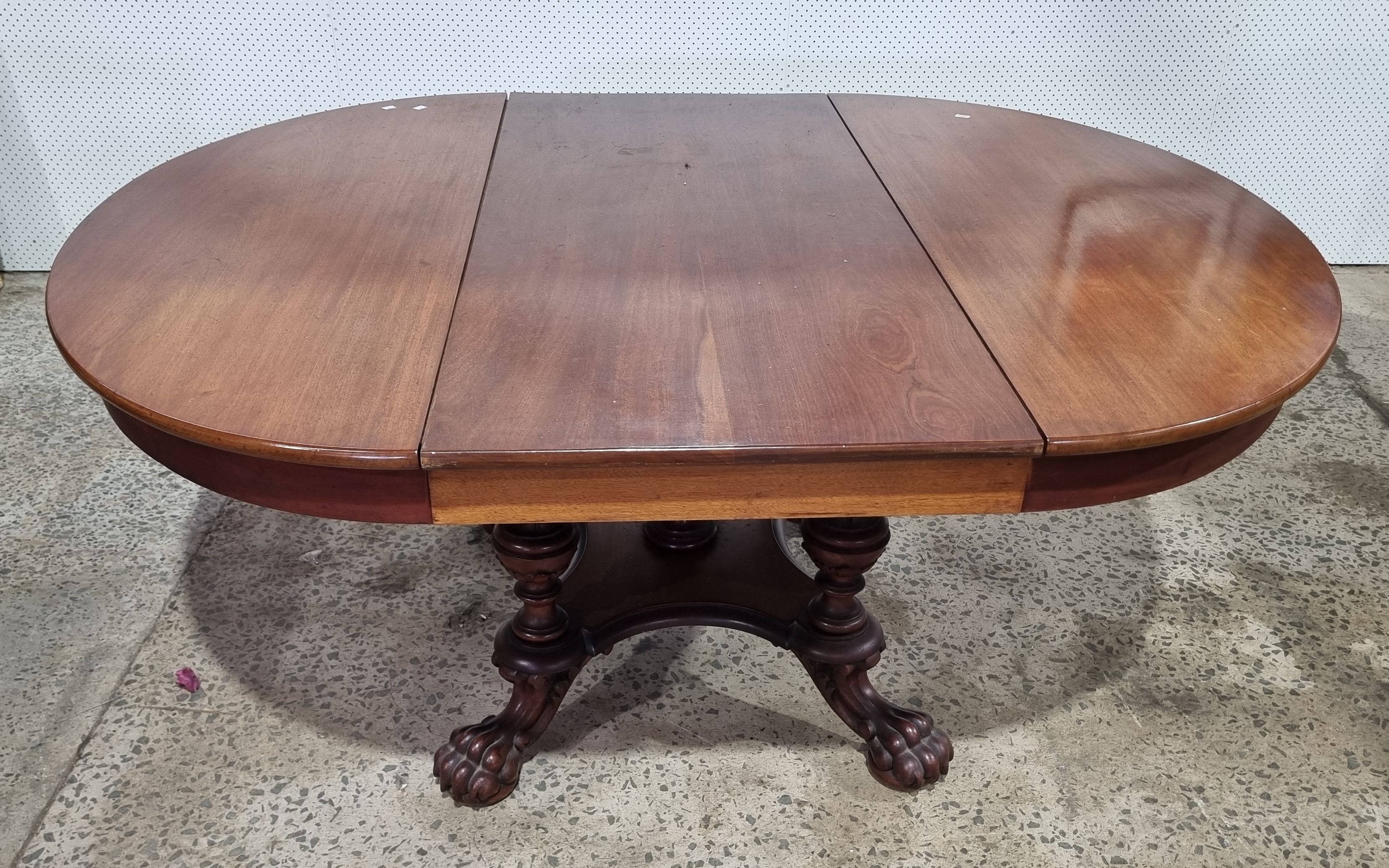 A Victorian Mahogany One Leaf Extension Table
