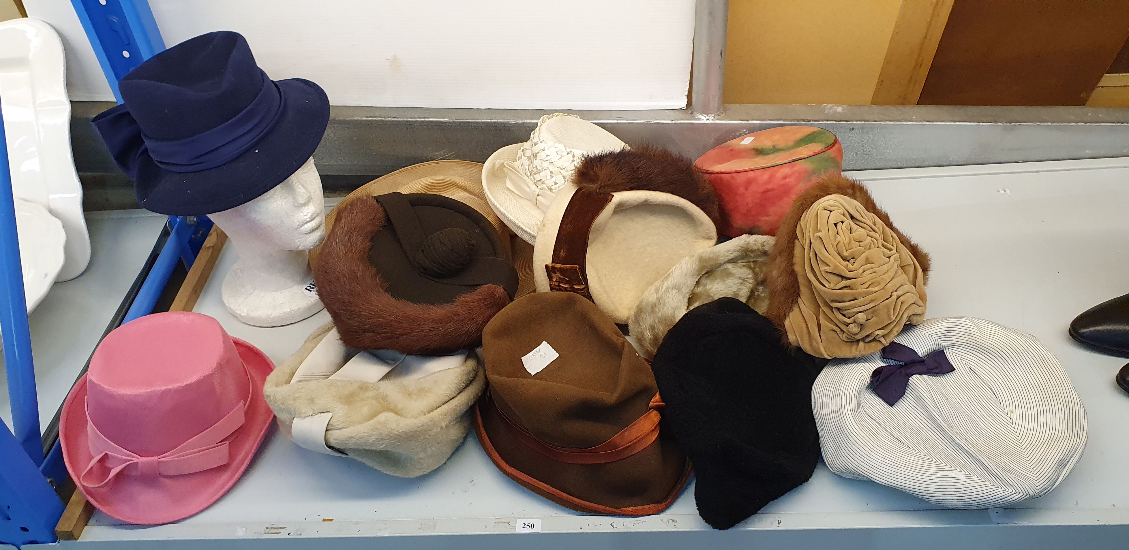 250 · 14 VINTAGE HATS IN VERY NICE CONDITION