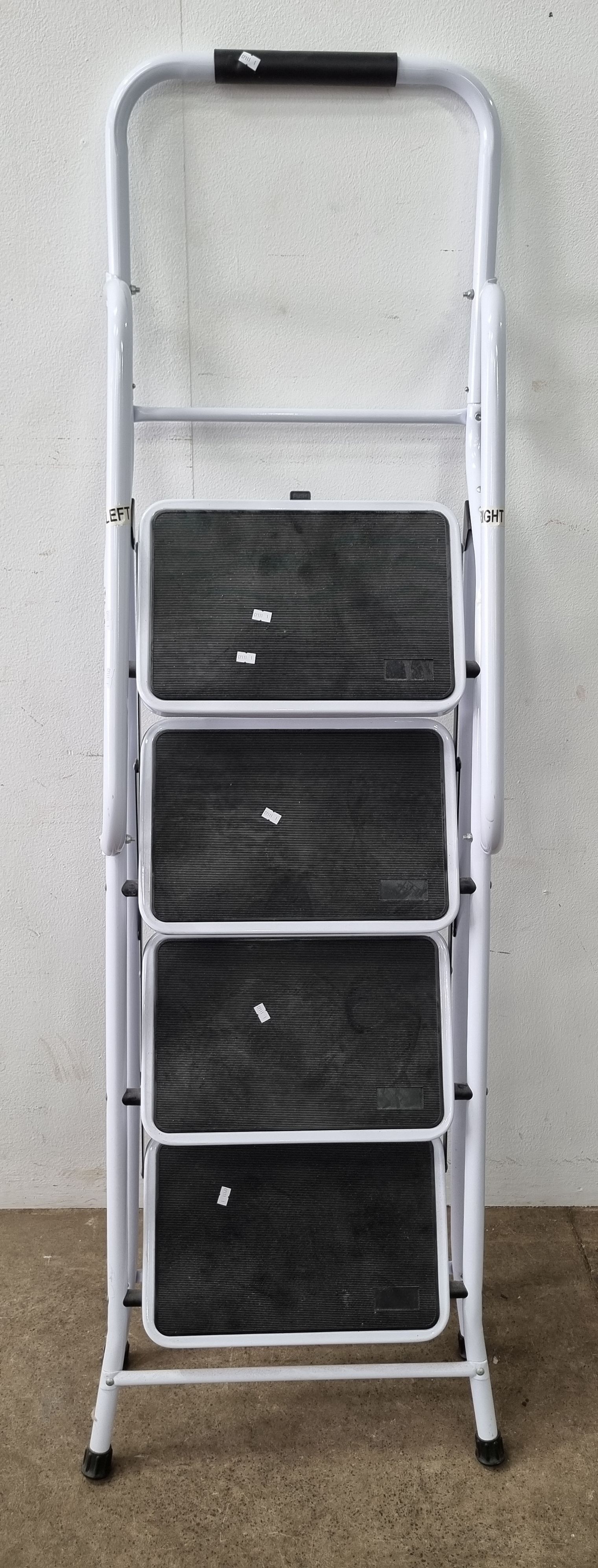 1211 · A WHITE STEP LADDER