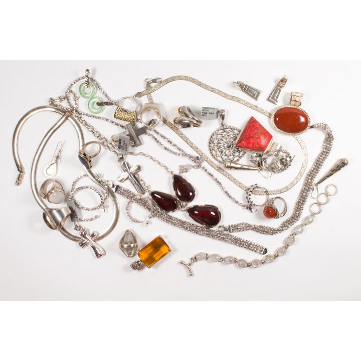 A group of miscellaneous silver jewelry