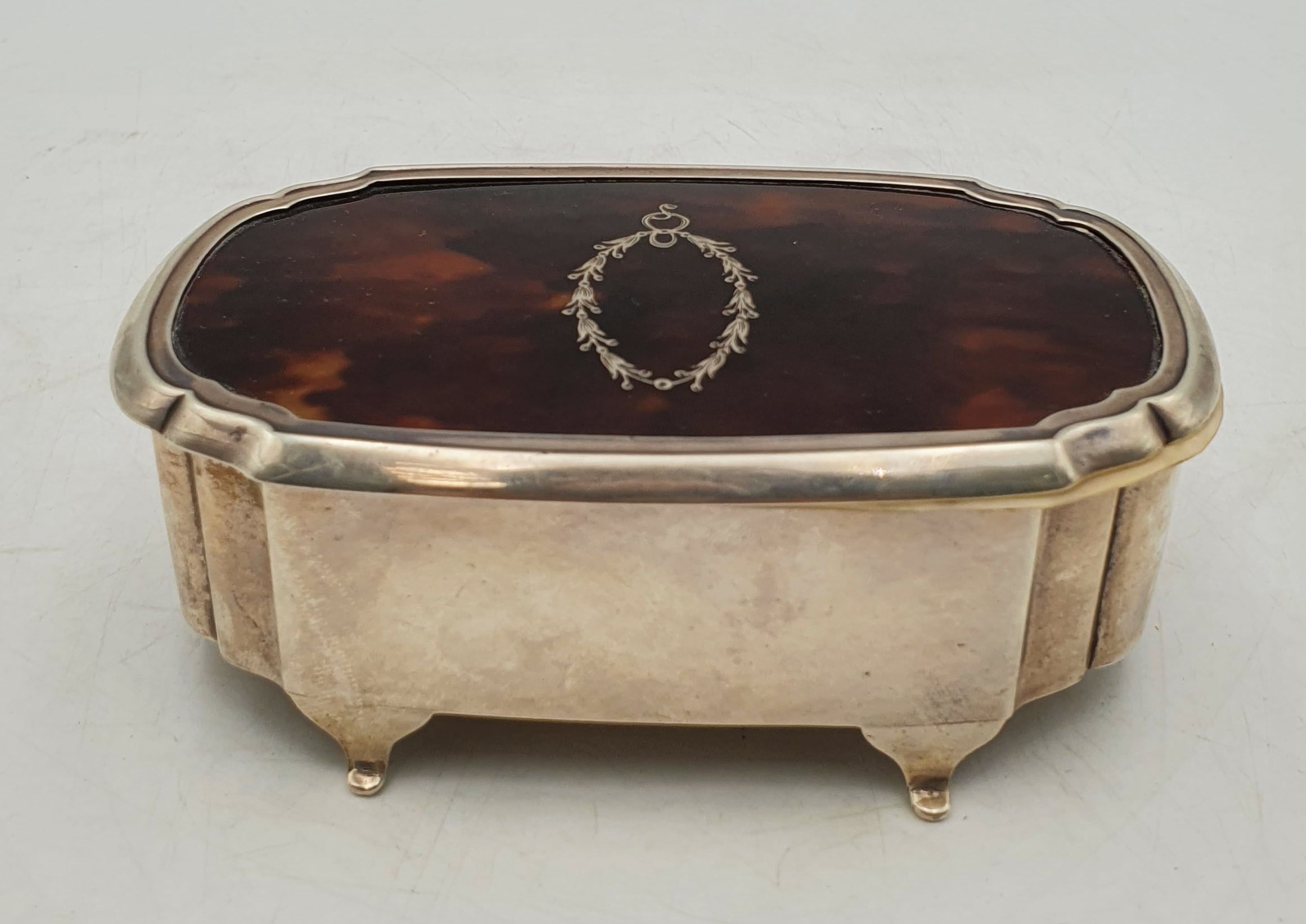 AN EARLY 20TH CENTURY SILVER AND TORTOISESHELL BOX