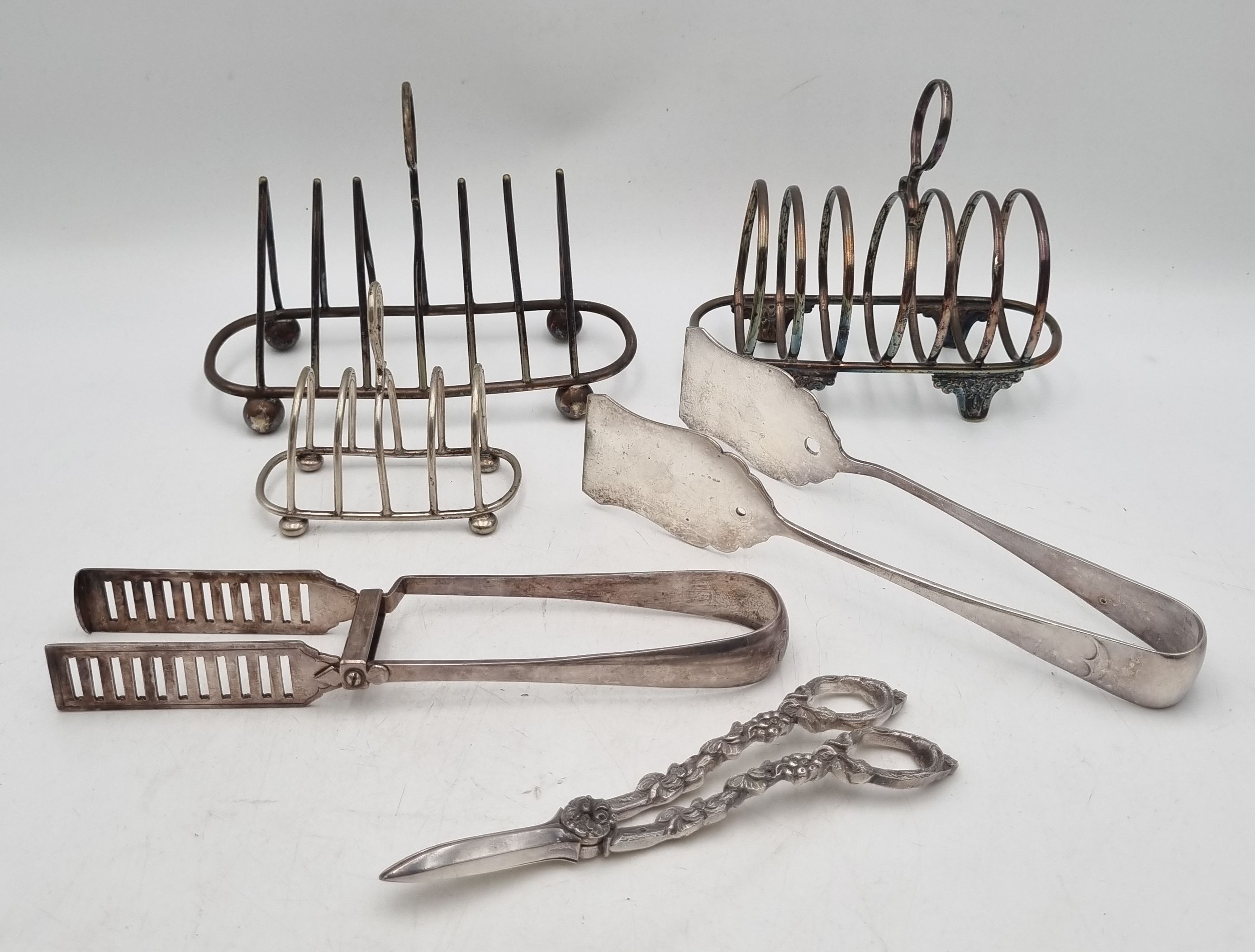 A COLLECTION OF SILVER PLATED ITEMS