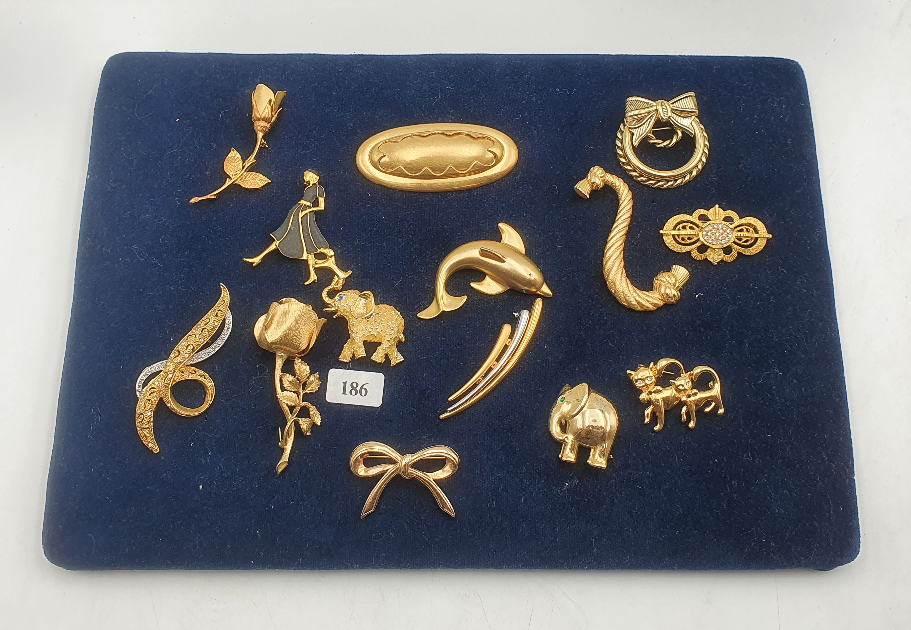 186 · A COLLECTION OF GOLD TONE BROOCHES