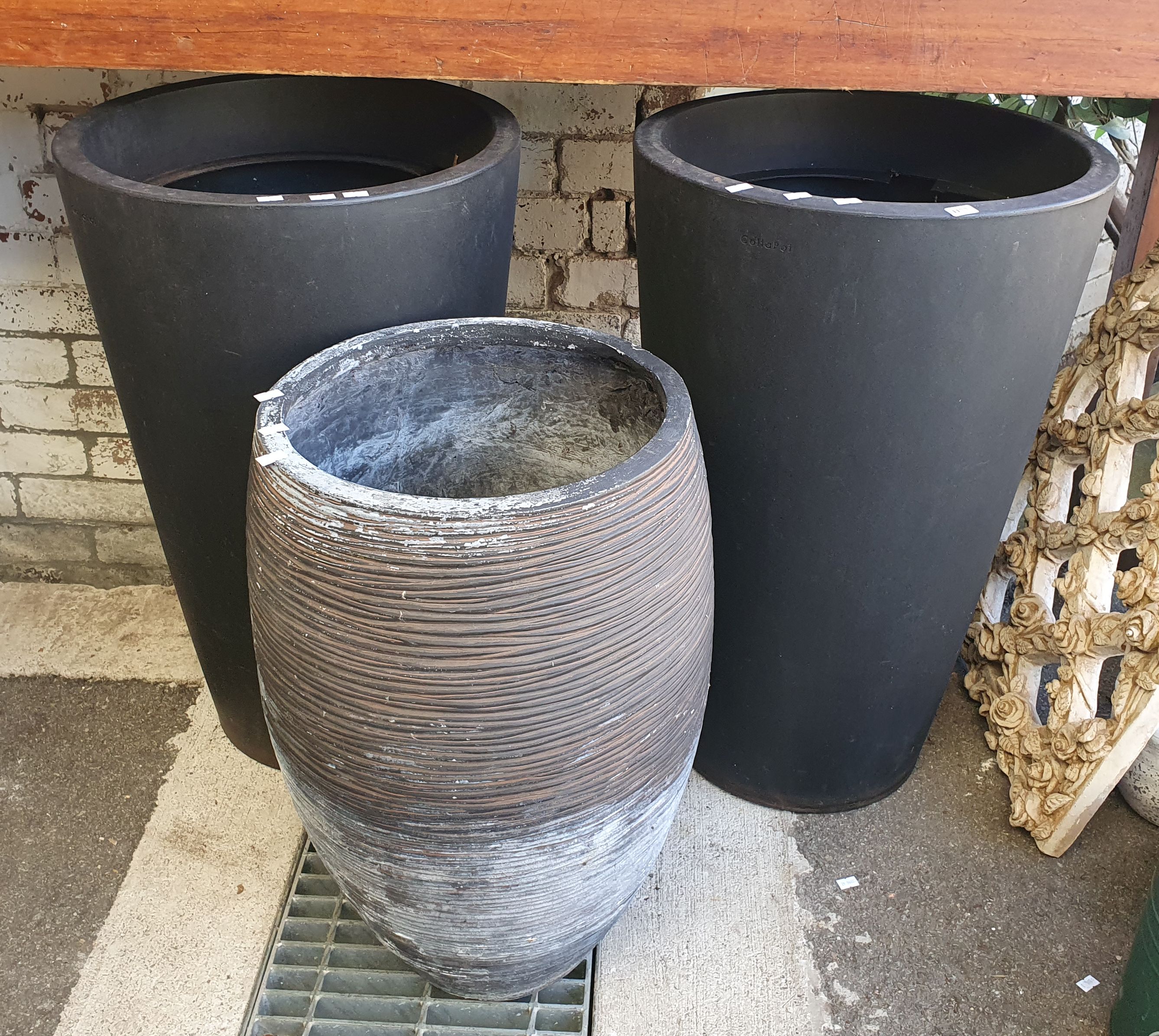 1177 · THREE VARIOUS POTS