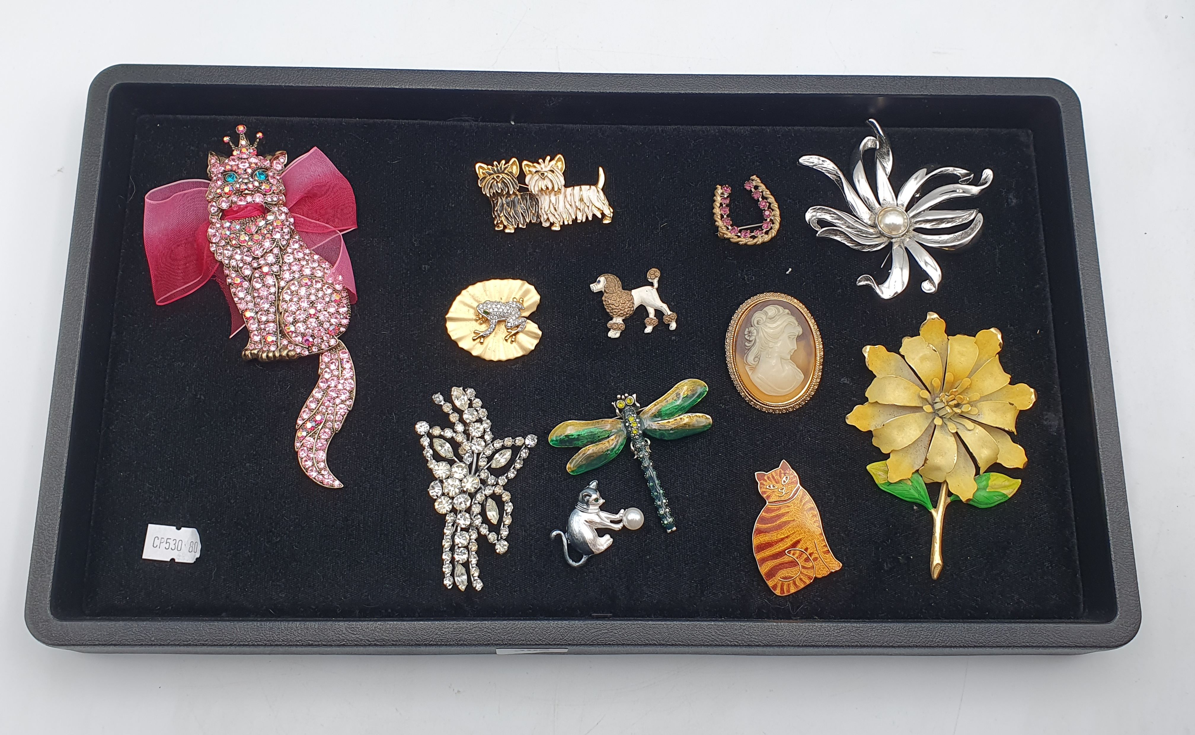 12 VINTAGE BROOCHES