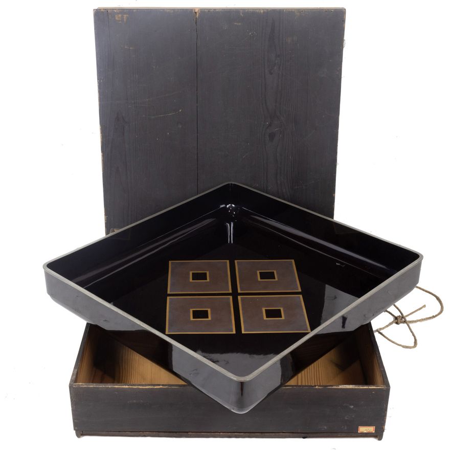 A Japanese hirobuta lacquer tray