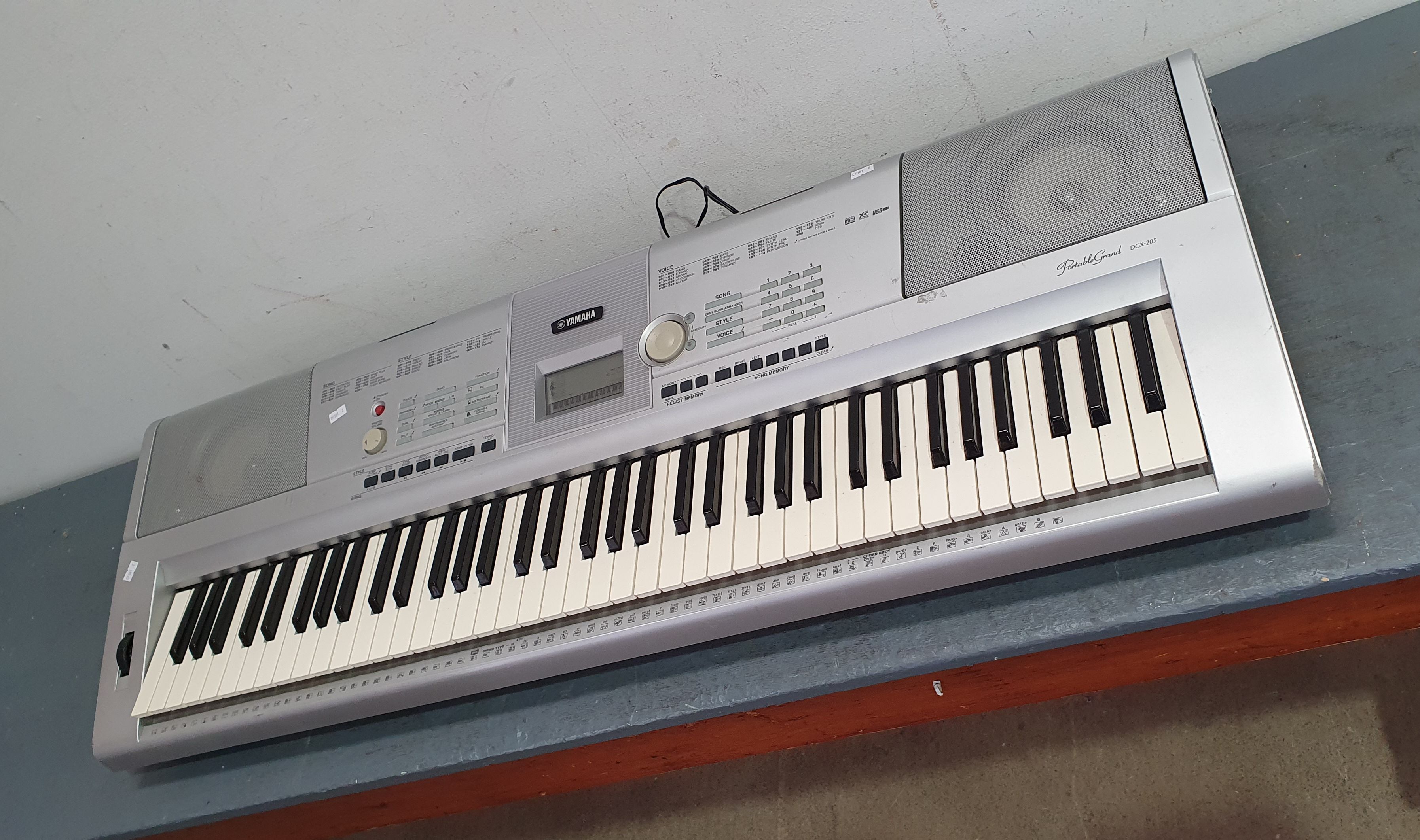 1208 · A YAMAHA PORTABLE GRAND DGX-205 KEYBOARD