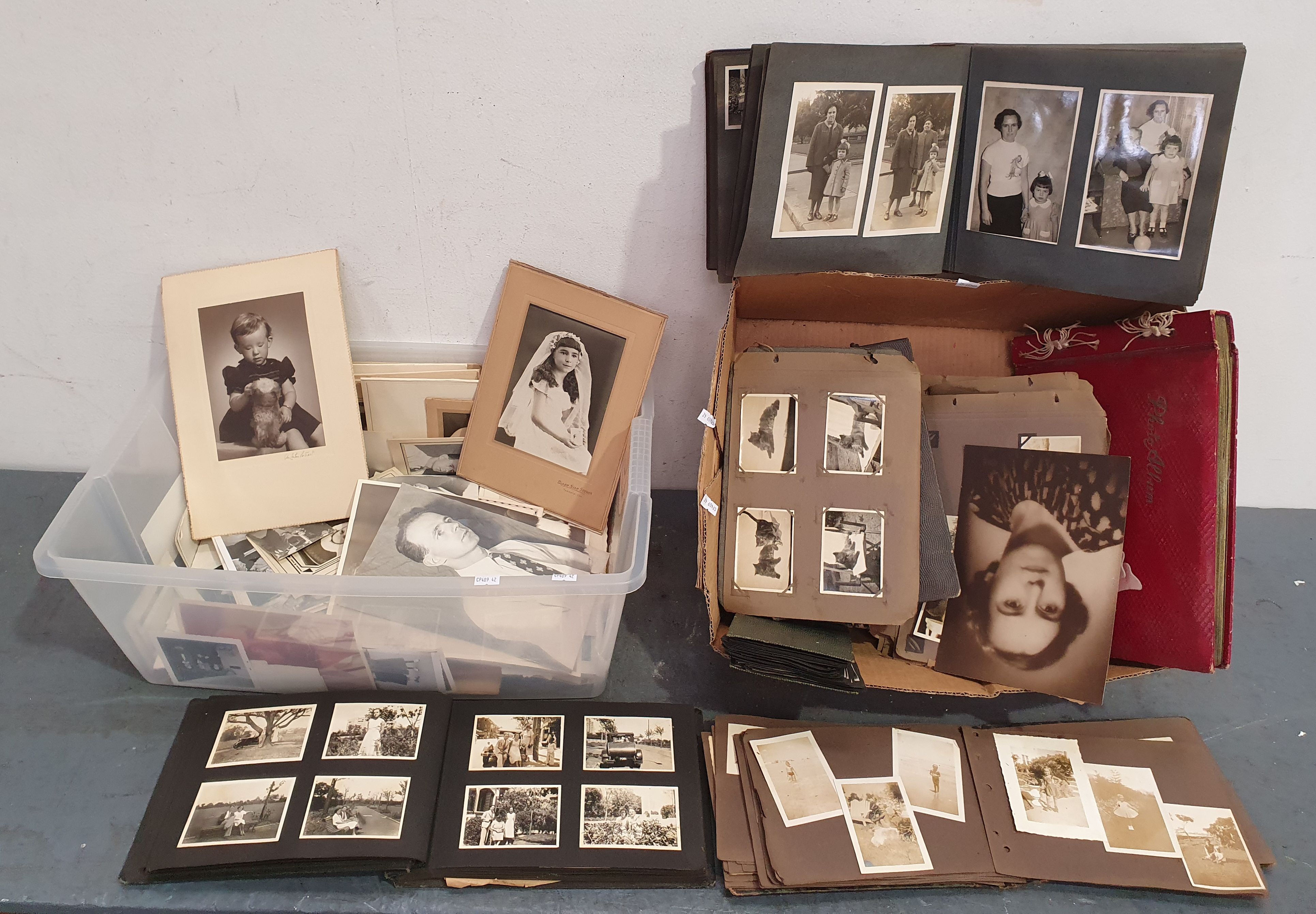 24 · A GROUP OF VINTAGE PHOTOS