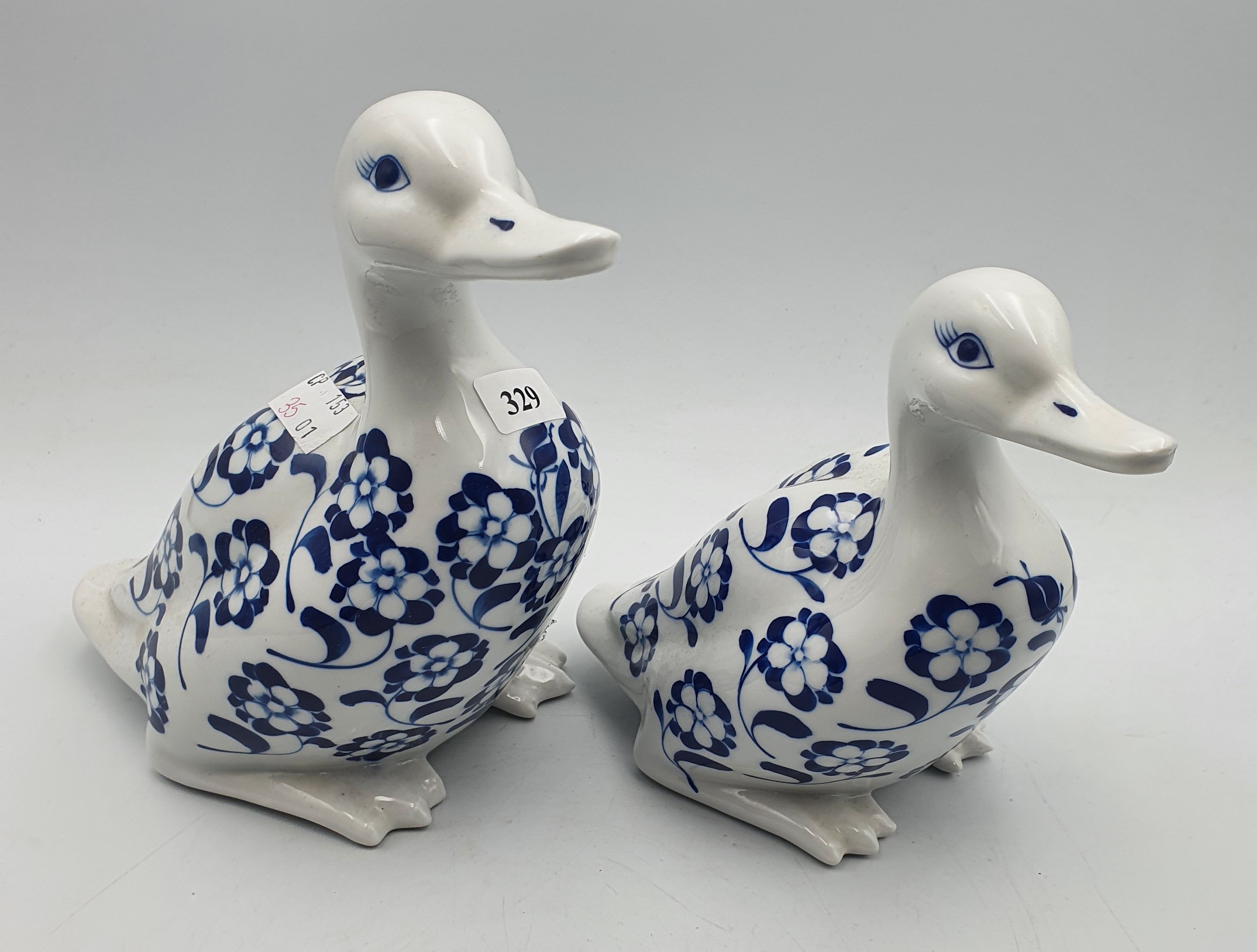 329 · A GRADUATING PAIR OF PORCELAIN DUCKS