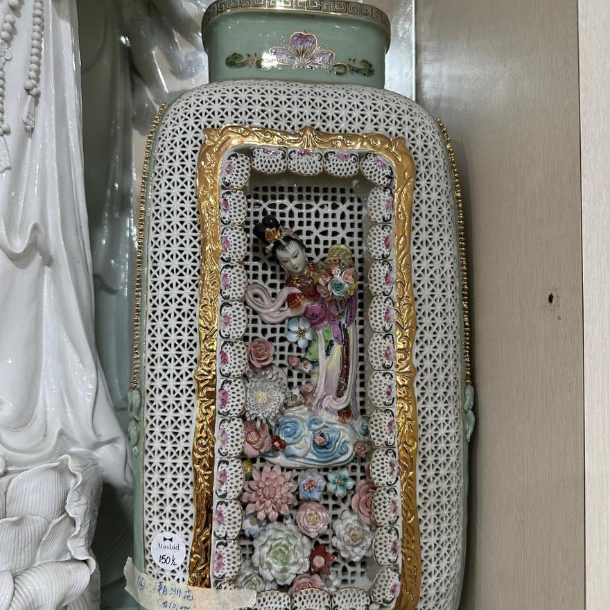 潮州瓷镂雕仙女散花纹瓶一对PAIR OF TEOCHEW PORCELAIN OPEN WORK 