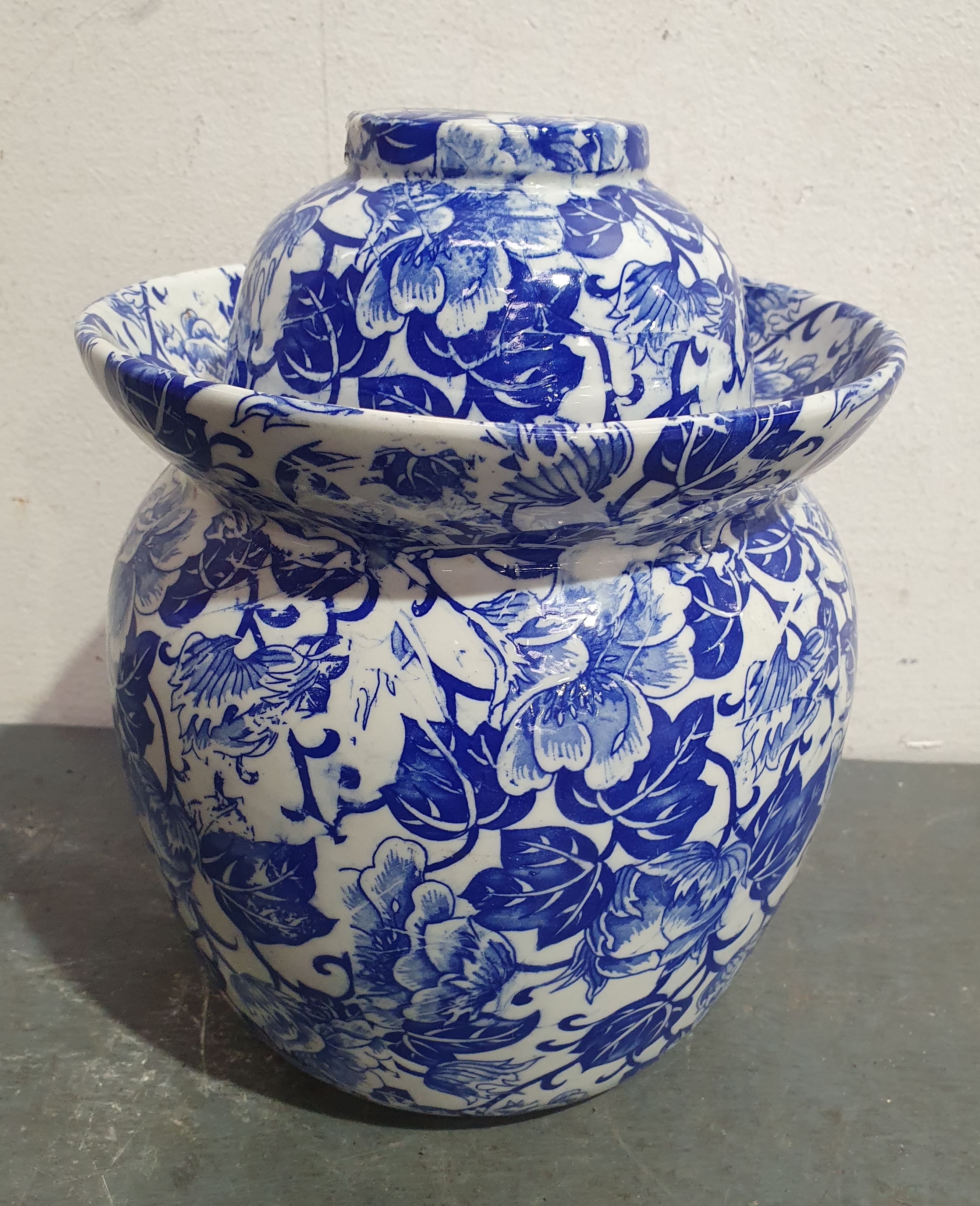 1228 · A CHINESE BLUE AND WHITE JAR
