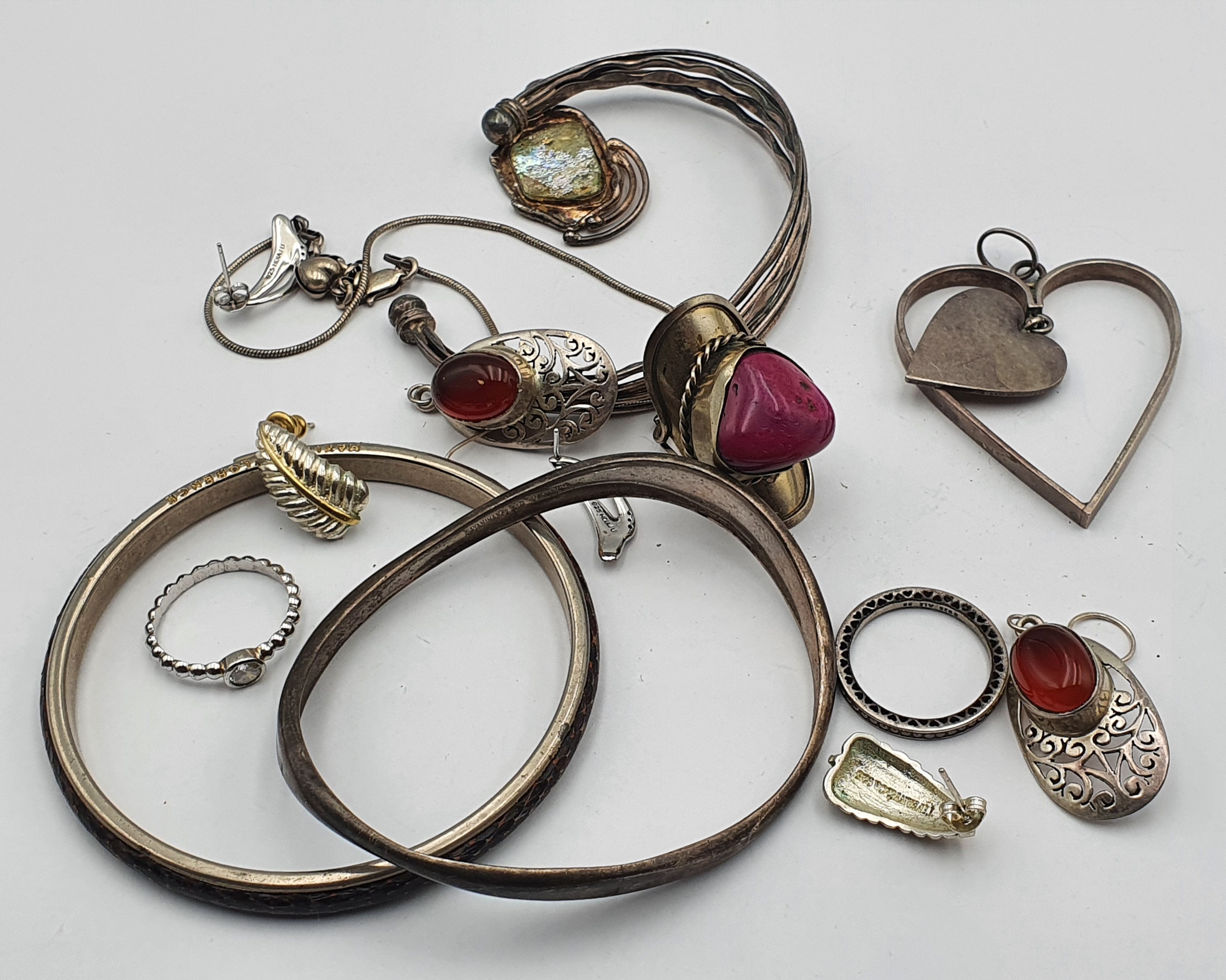 A GROUP OF JEWELLERY ITEMS