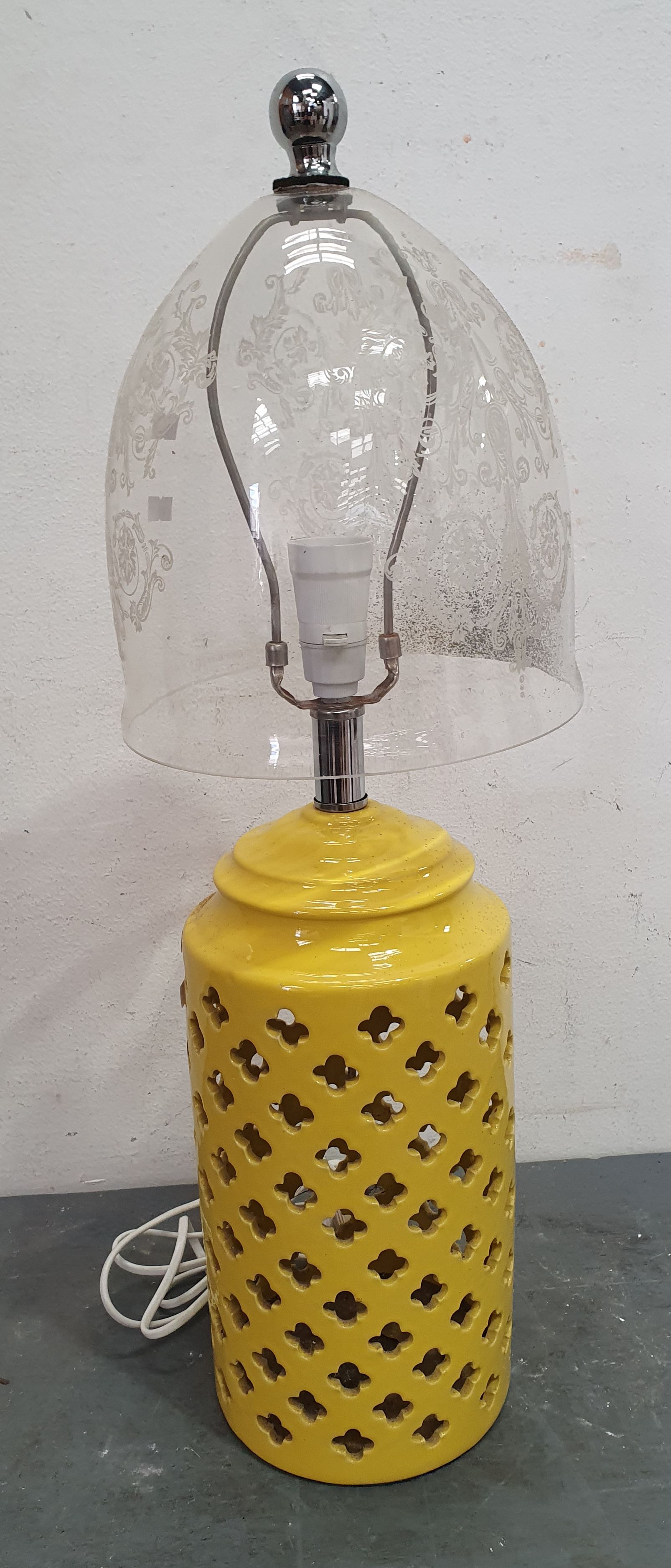 1243 · A YELLOW LATTICE TABLE LAMP