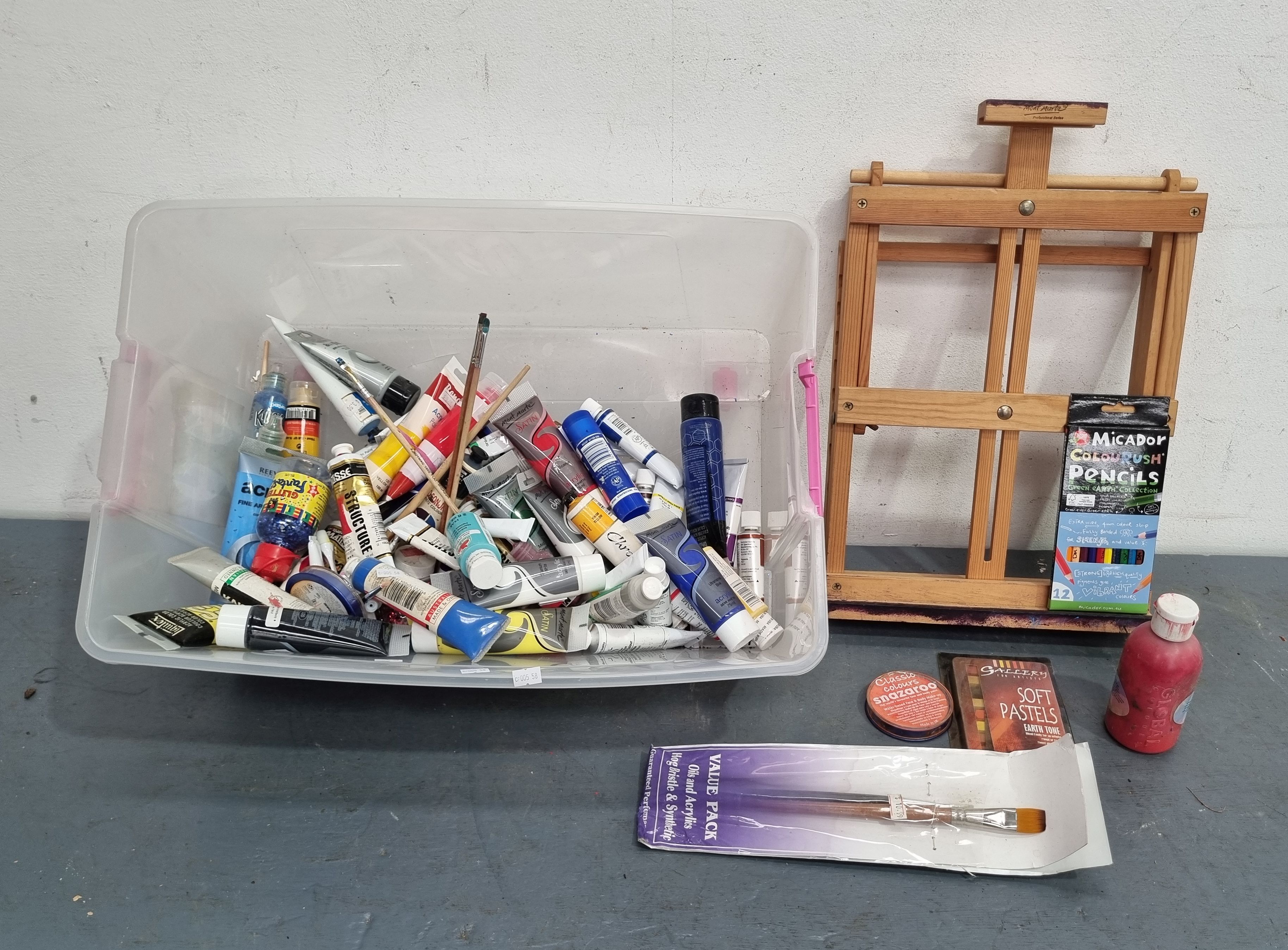 1254 · A TUB OF ART SUPPLIES