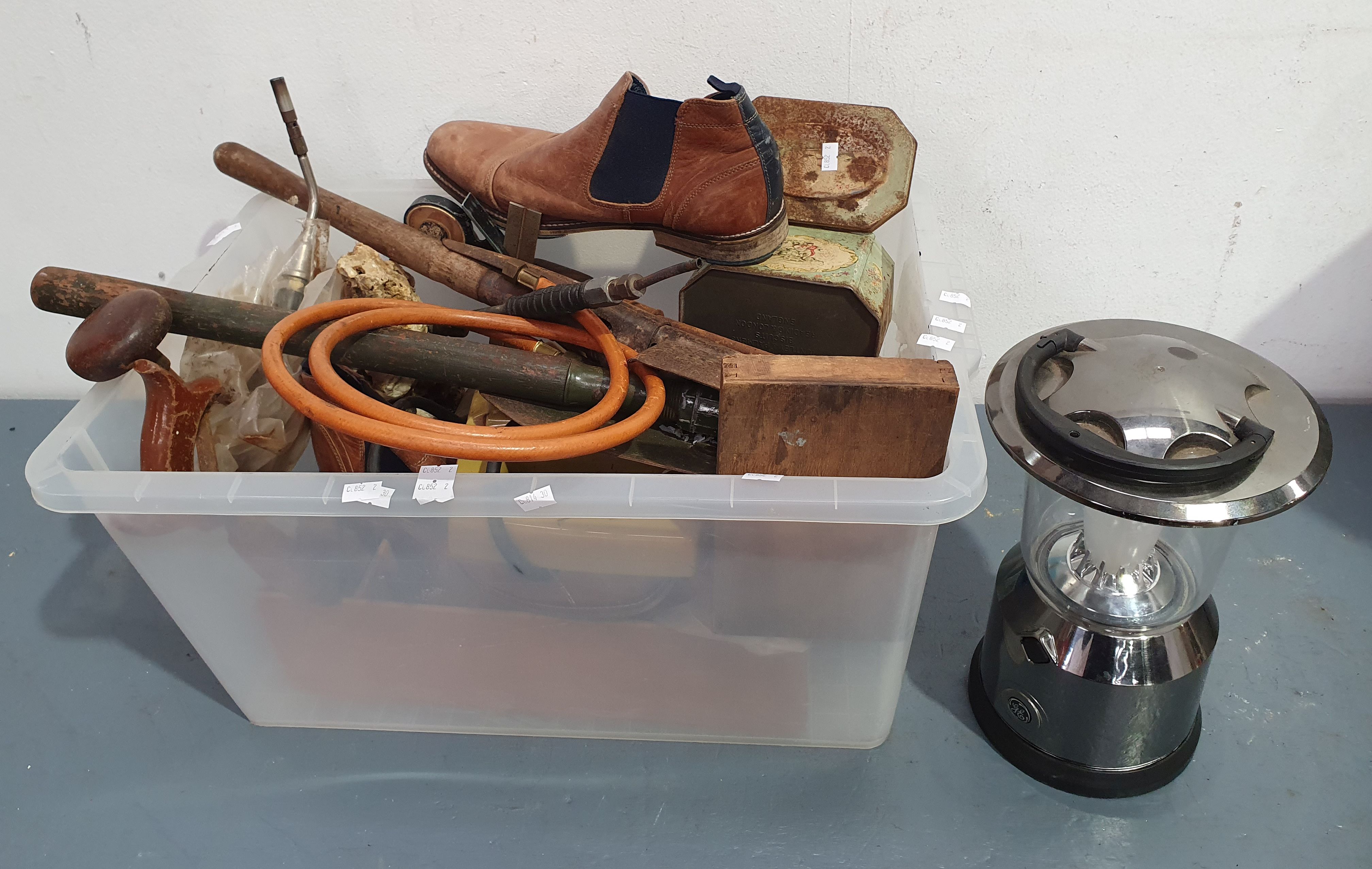 A BOX OF MIXED SHED CONTENTS
