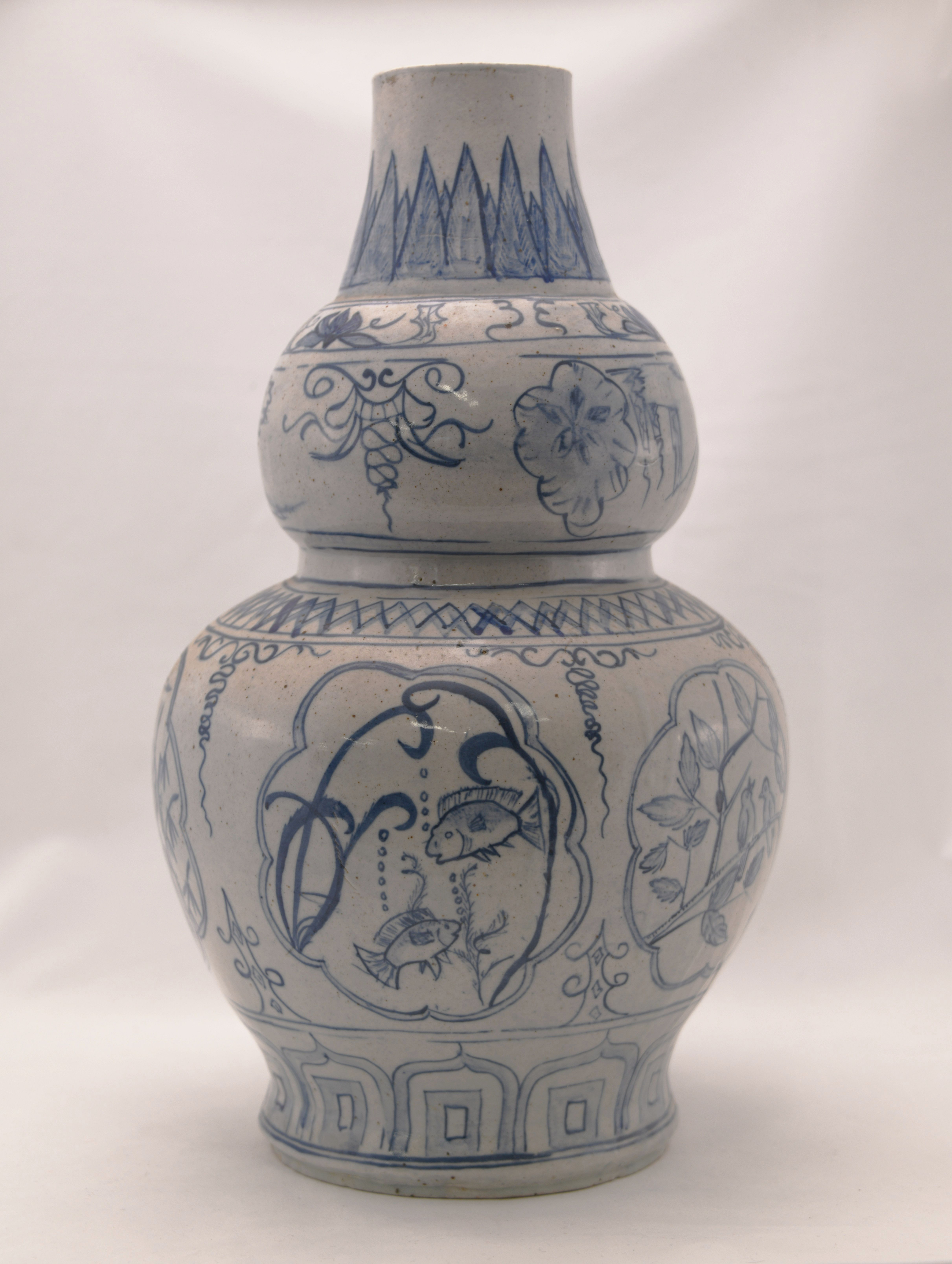 A LARGE CHINESE BLUE AND WHITE DOUBLE GOURD POTTERY VASE