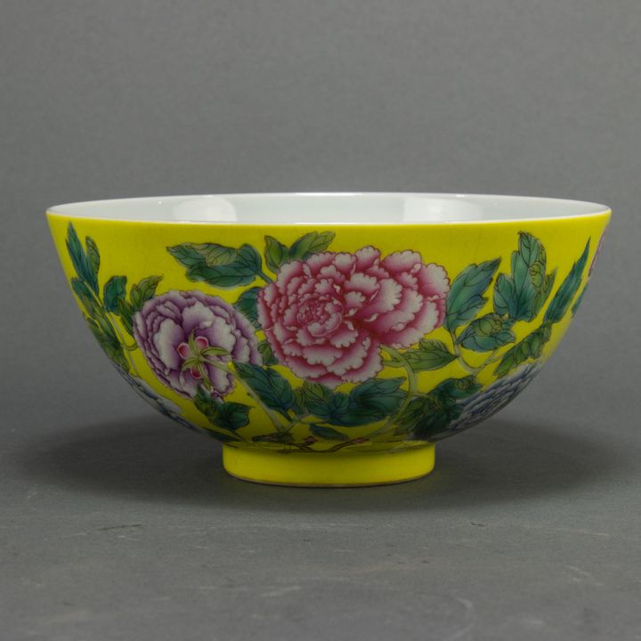 Chinese famille rose yellow-ground bowl