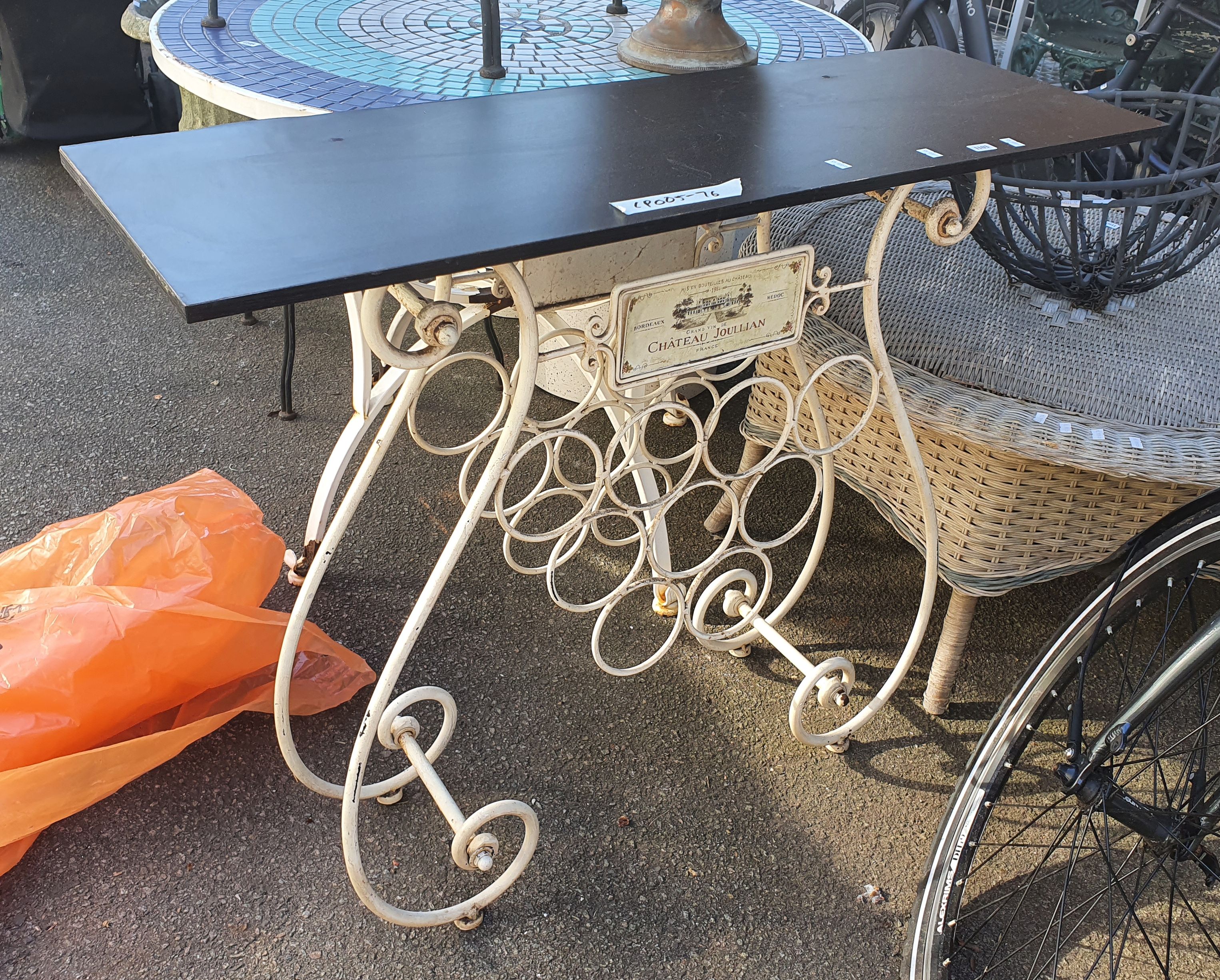 1103 · A METAL WINE RACK