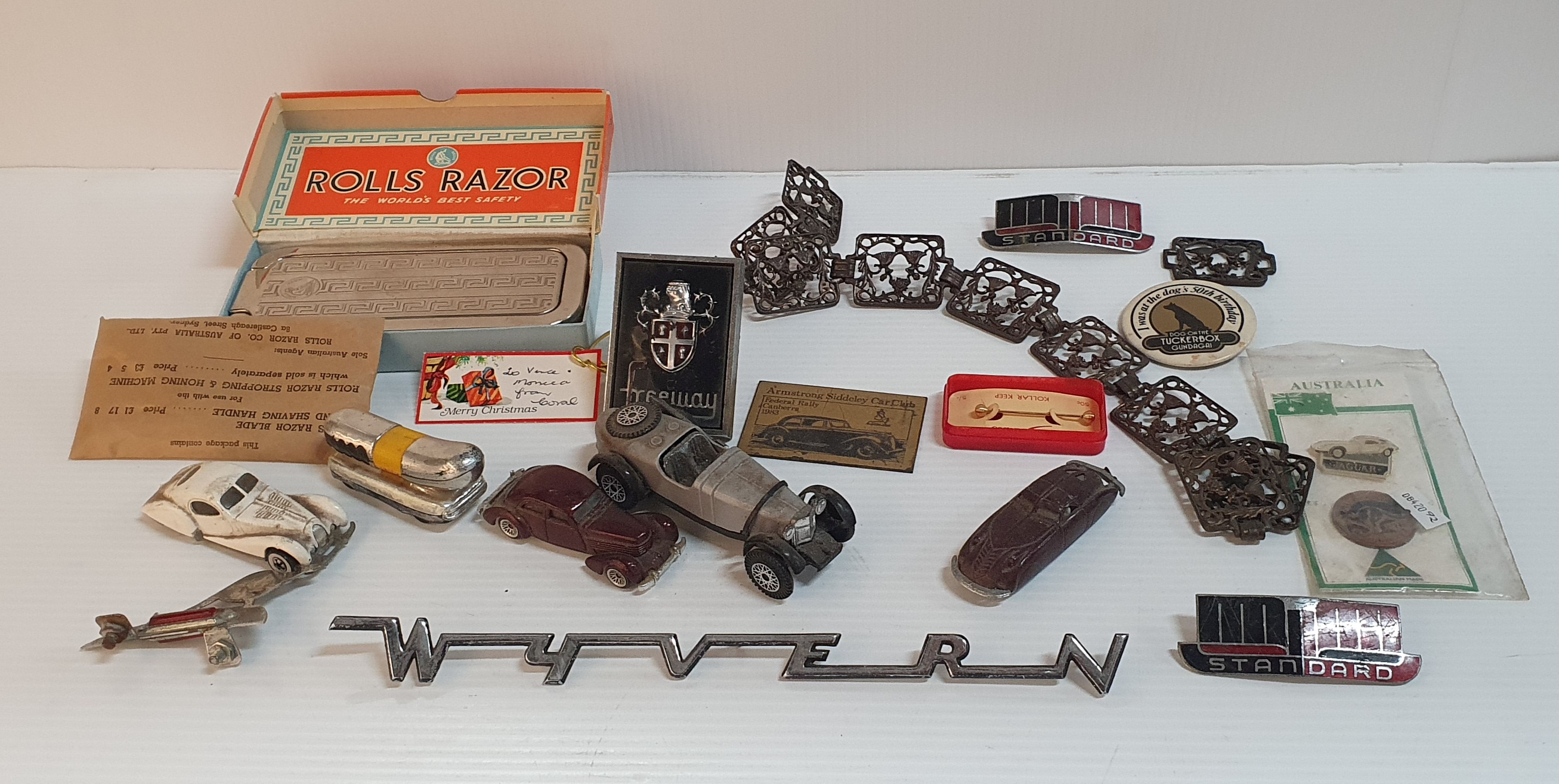 257 · A GROUP OF VARIOUS ITEMS