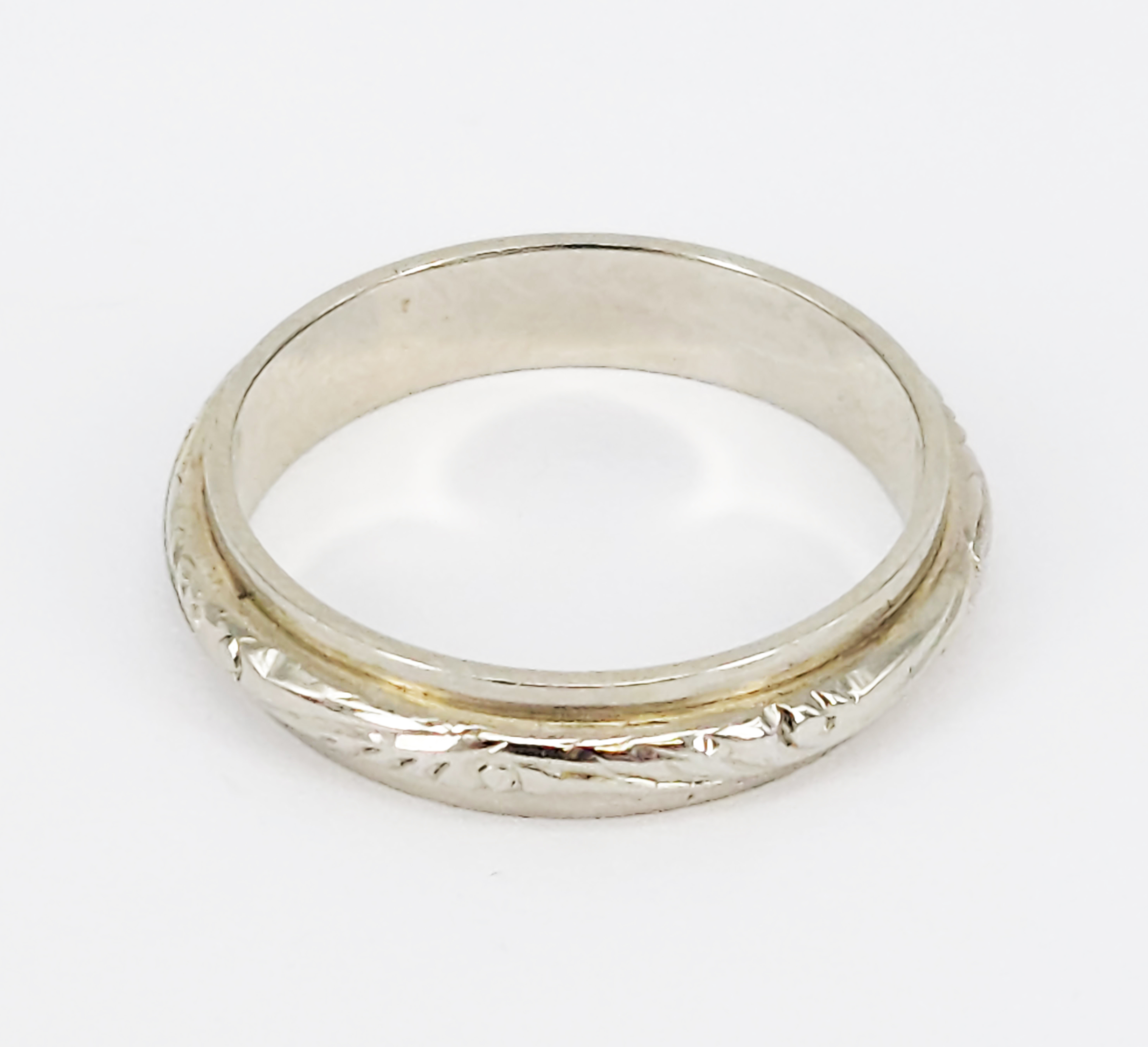 390 · AN 18ct WHITE GOLD RING
