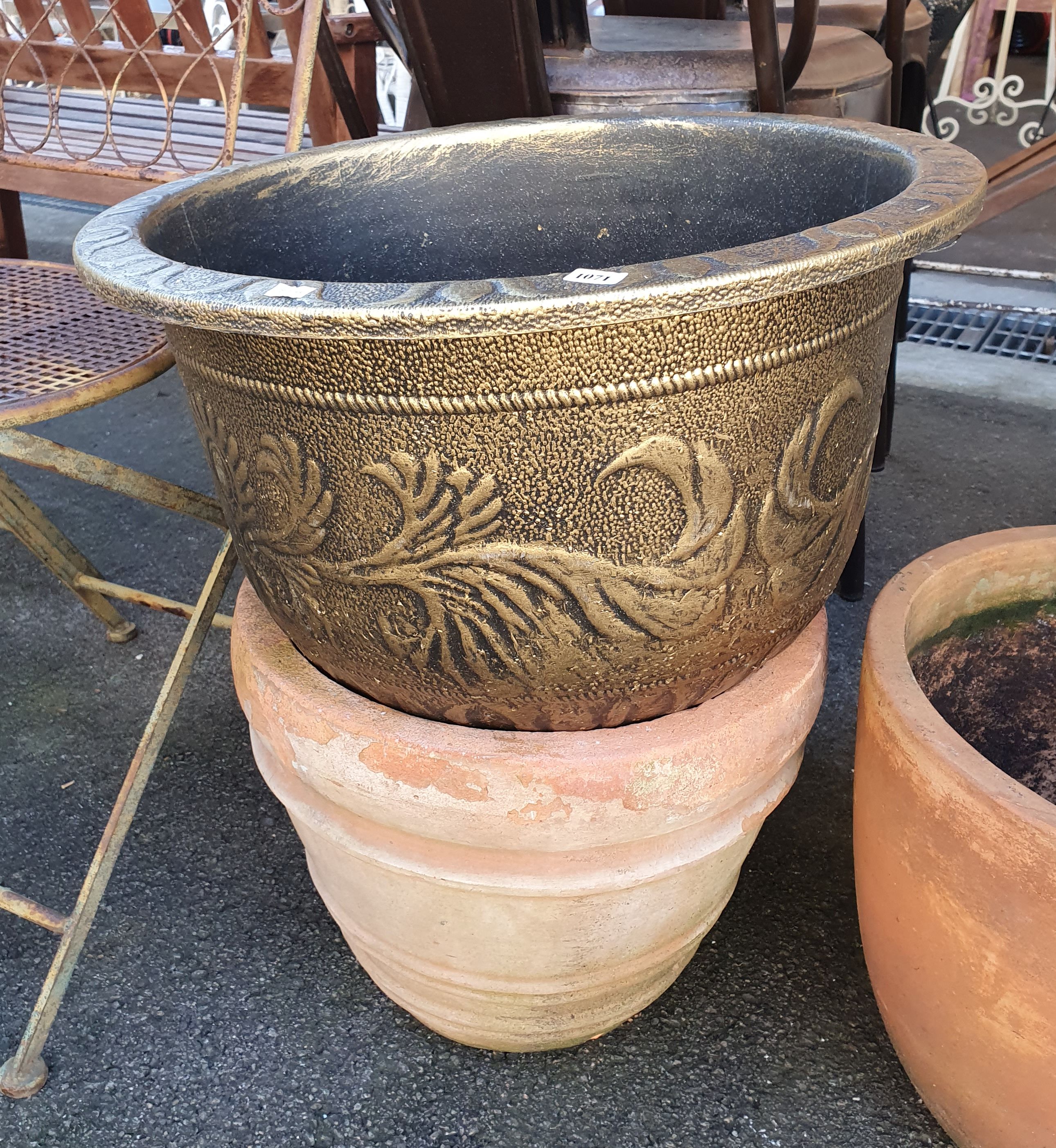 1071 · FOUR VARIOUS GARDEN POTS