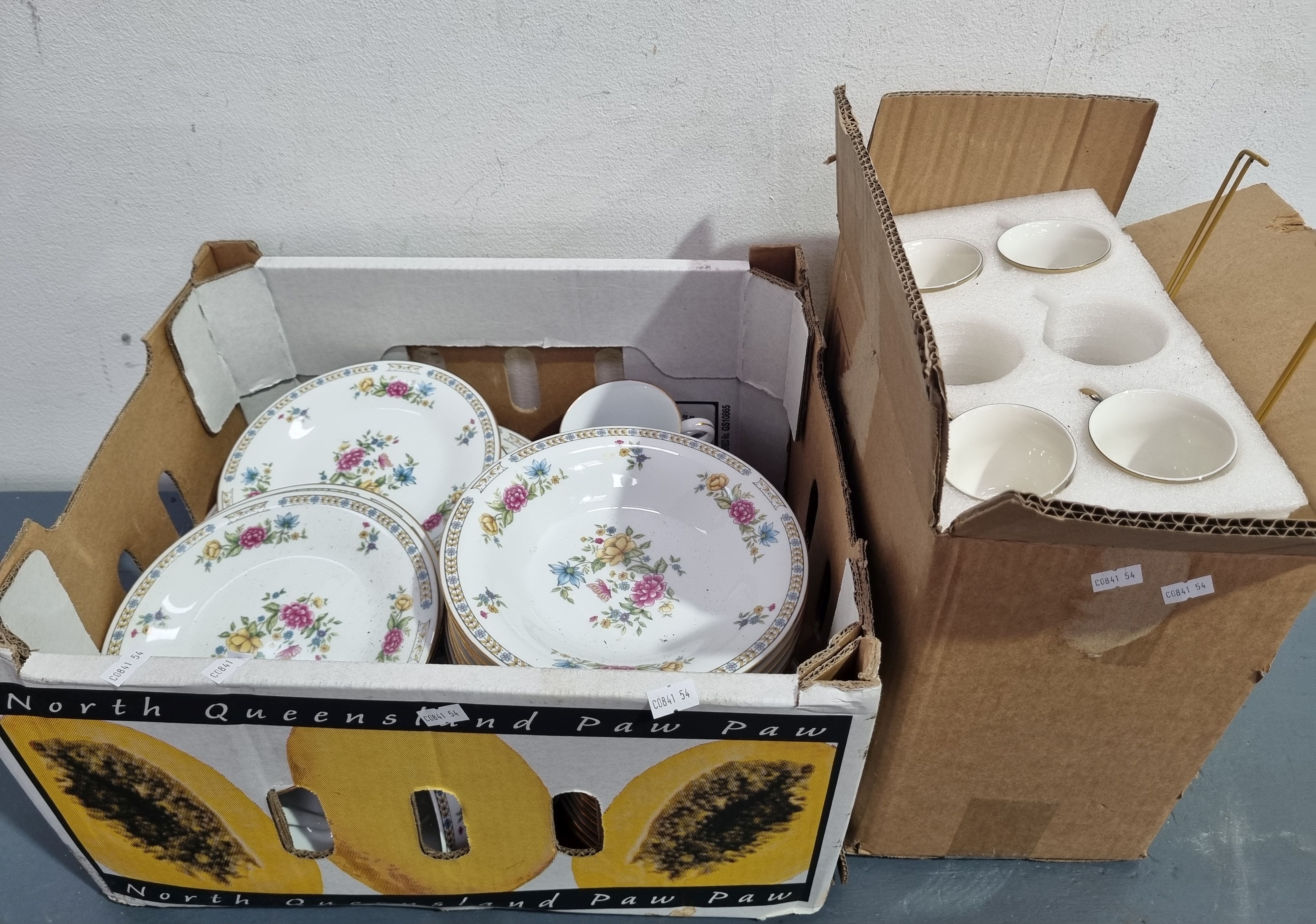 A BOX OF VARIOUS CERAMICS