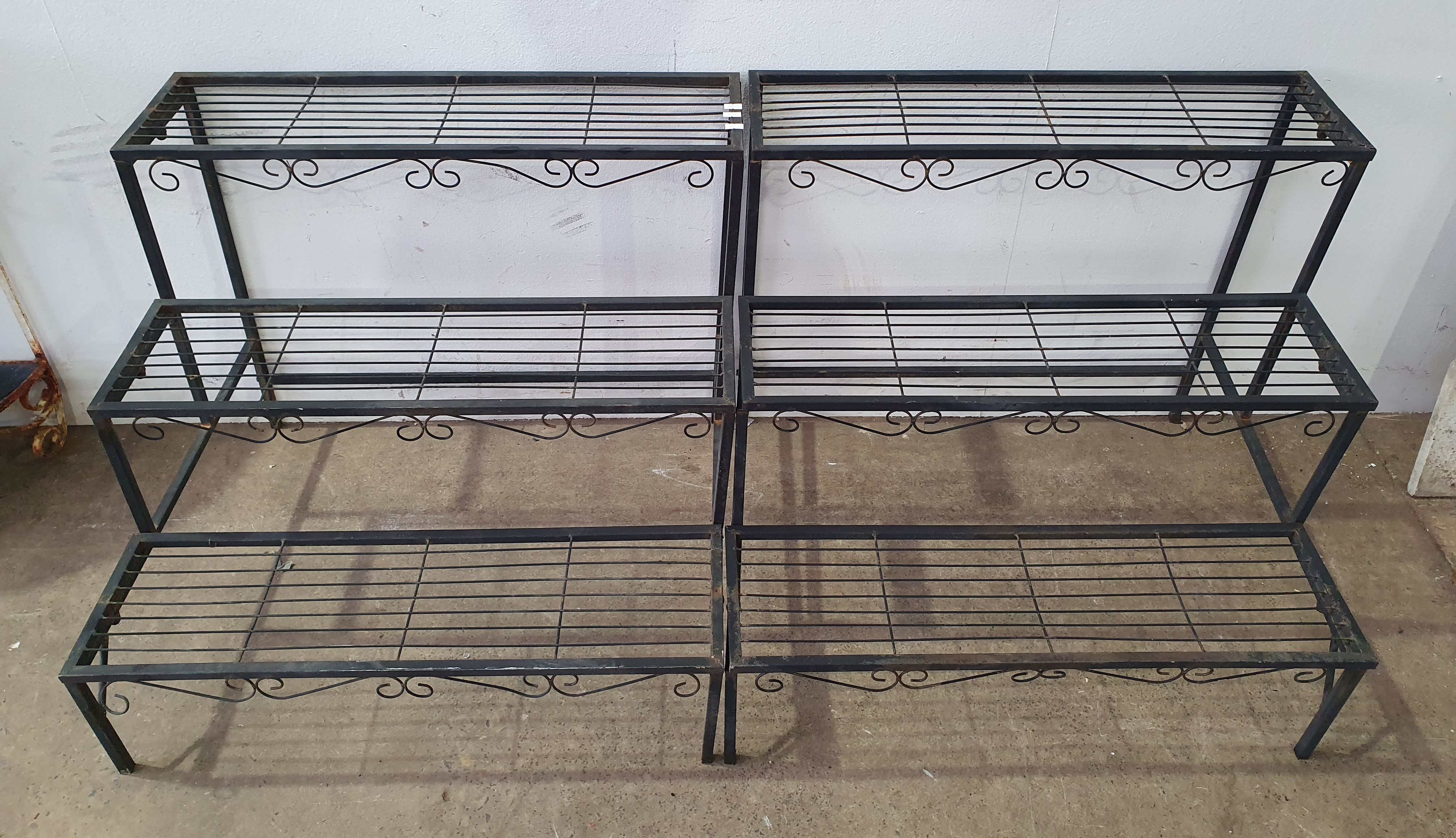 1077 · A METAL PLANTER