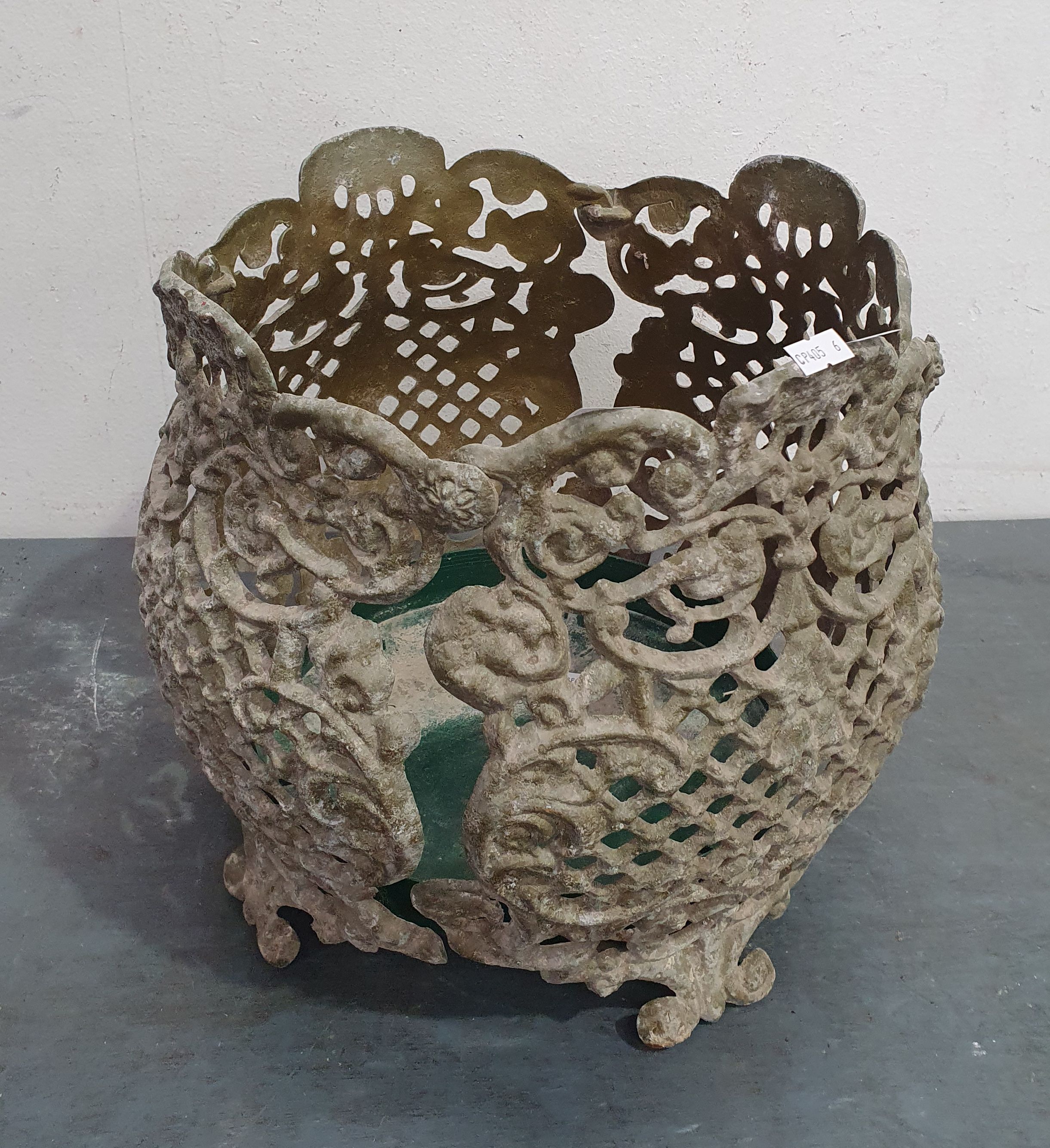 1143 · A GARDEN PLANTER