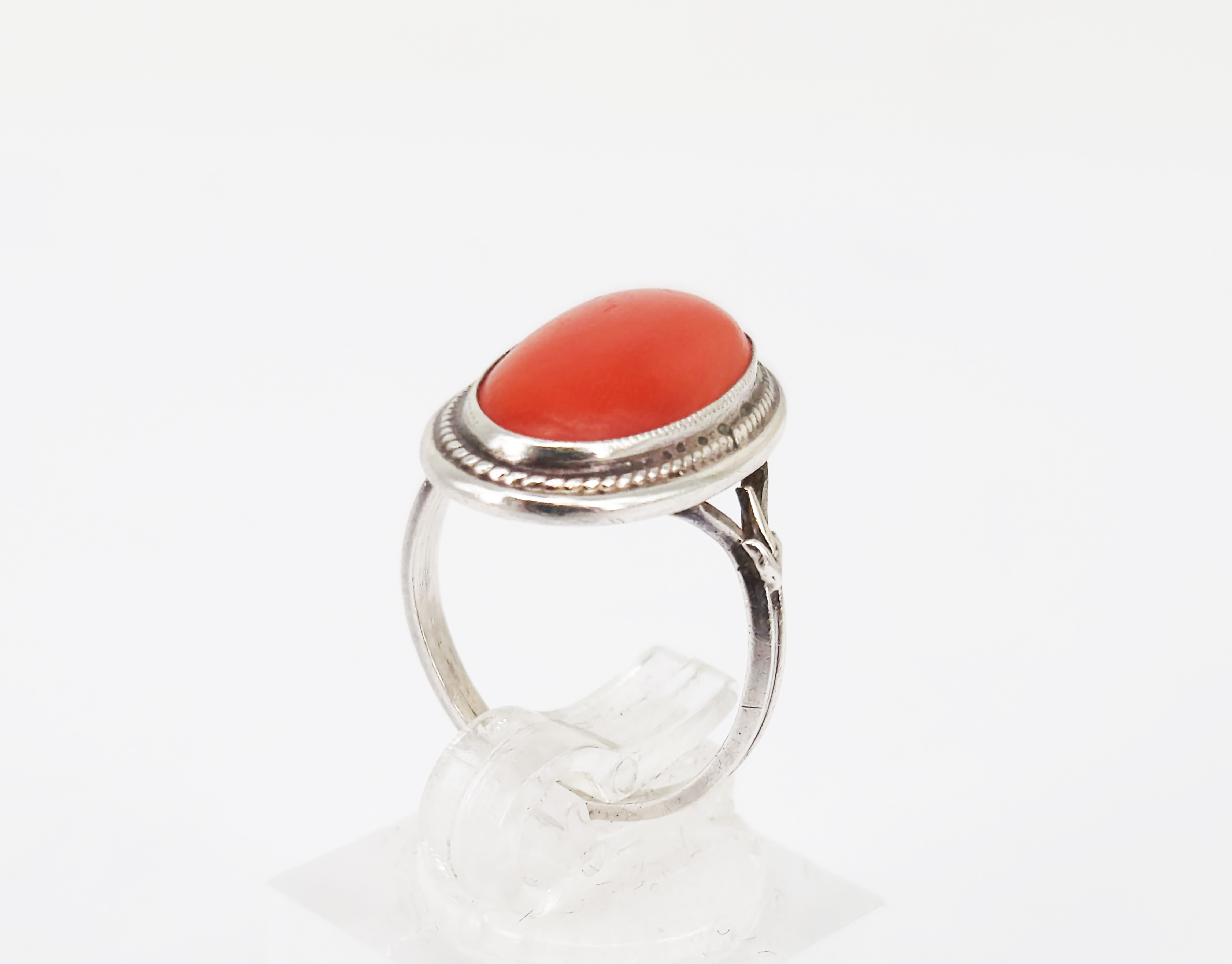 321 · A VINTAGE SILVER AND CORAL RING