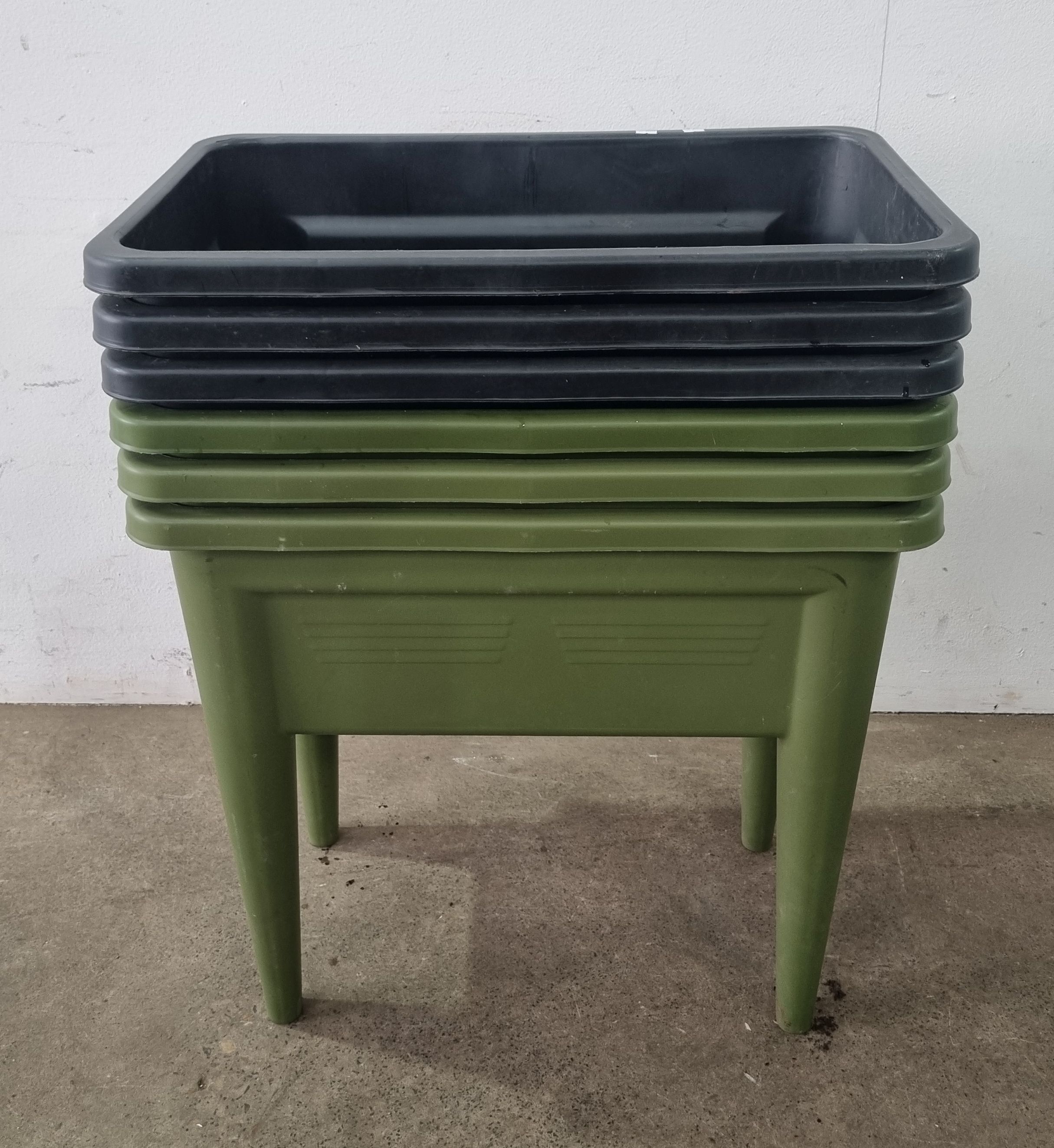1059 · A GROUP OF PLASTIC POTS