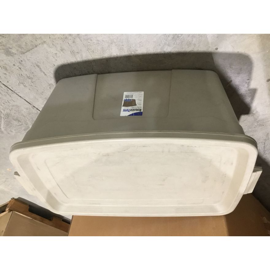 Centrex Plastics Rugged Tote W/Lid 31 Gallon (Need Cleaned Up)