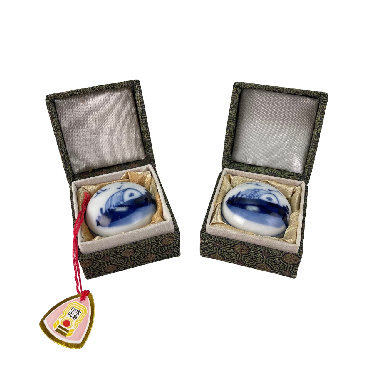 青花印泥盒二件一组TWO BLUE AND WHITE INK PASTE BOXES | Atasbid